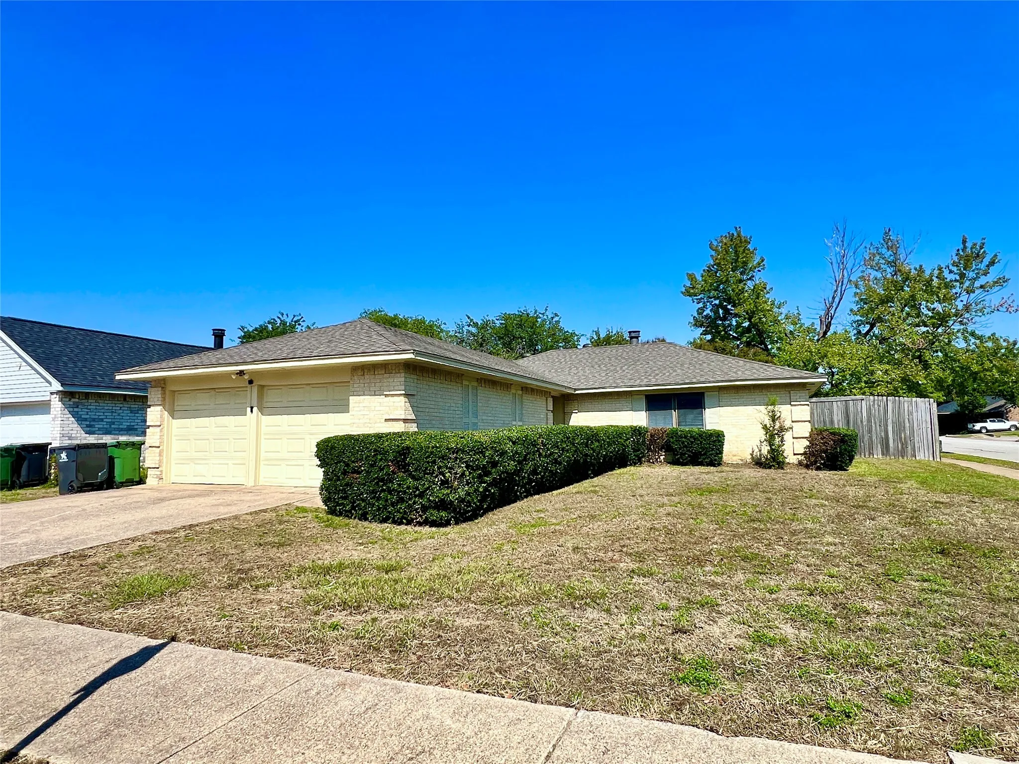 Single Family Residence For Sale in Tarrant County , 2319 Redbrook Drive, Arlington, Texas 76014, 3 Bedroom, 2 Bathroom, 2 Garage spaces, 1,358 Sqft, built in 1981, mls#21407922, Real Estate Agent in Arlington, Homes For Sale in Tarrant county, Homes For Sale in Arlington, Realtor in Arlington Texas, Real Estate Brokerage Independent Realty Texas, Luminita Cordes Realtor