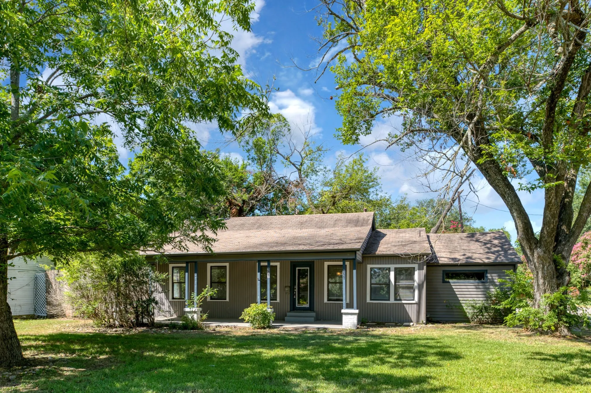 Single Family Residence For Rent in Kaufman County , 207 Hackberry Street, Terrell, Texas 75160, 3 Bedroom, 1 Bathroom, Garage spaces, 1,316 Sqft, built in 1949, mls#21407972, Real Estate Agent in Terrell, Homes For Rent in Kaufman county, Homes For Rent in Terrell, Realtor in Terrell Texas, Real Estate Brokerage Independent Realty Texas, Luminita Cordes Realtor