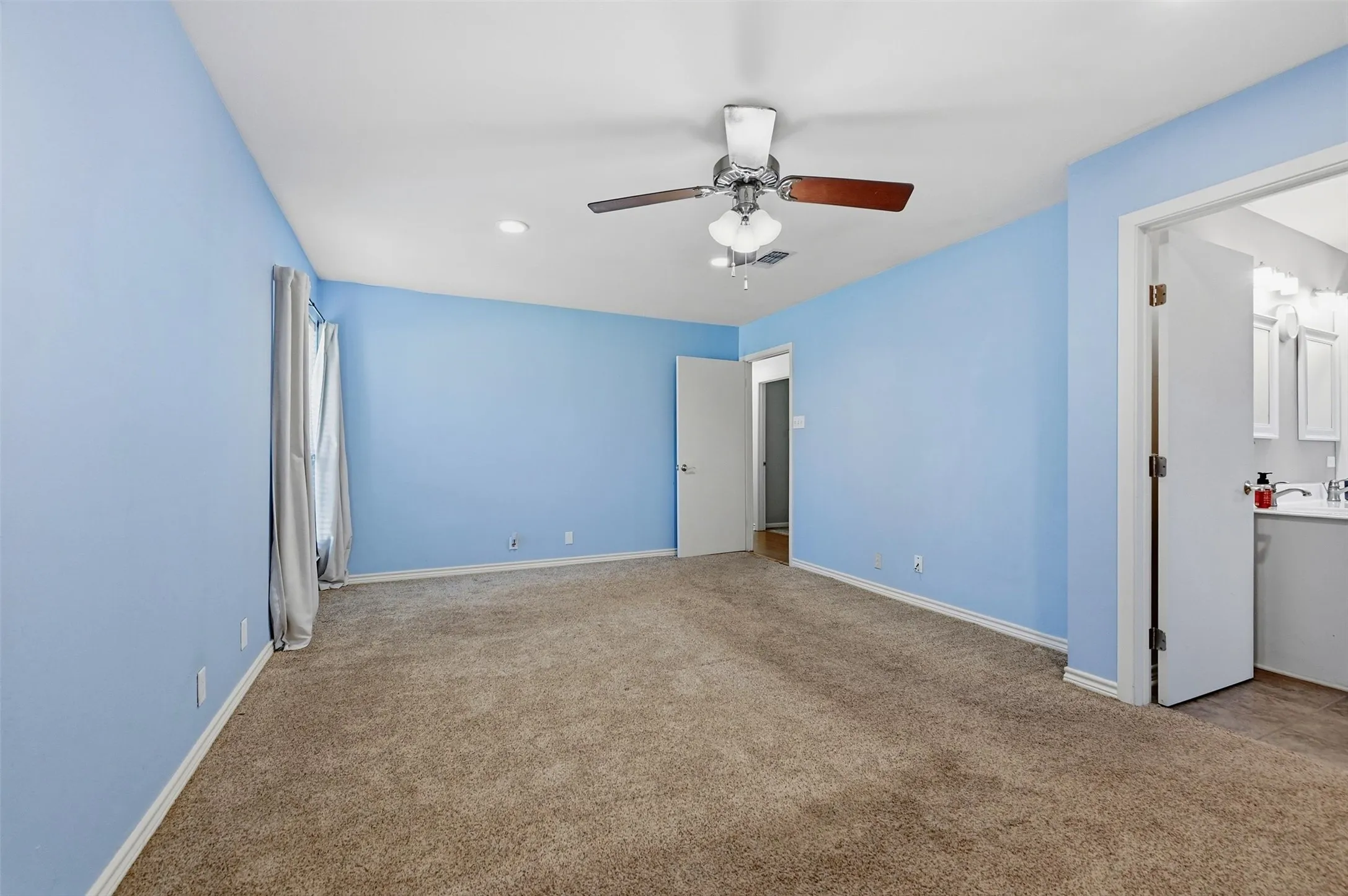 Single Family Residence For Sale in Grayson County , 1826 Skyline Drive, Sherman, Texas 75092, 4 Bedroom, 2 Bathroom, 2 Garage spaces, 1,628 Sqft, built in 1975, mls#21405751, Real Estate Agent in Sherman, Homes For Sale in Grayson county, Homes For Sale in Sherman, Realtor in Sherman Texas, Real Estate Brokerage Independent Realty Texas, Luminita Cordes Realtor