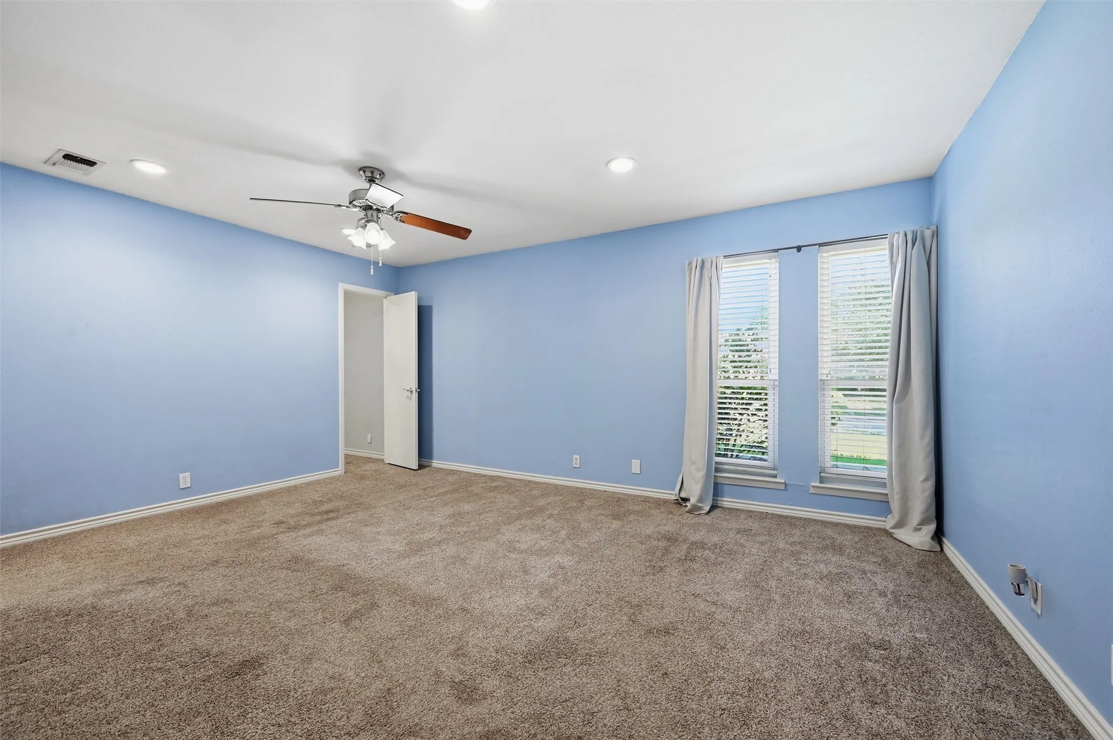 Single Family Residence For Sale in Grayson County , 1826 Skyline Drive, Sherman, Texas 75092, 4 Bedroom, 2 Bathroom, 2 Garage spaces, 1,628 Sqft, built in 1975, mls#21405751, Real Estate Agent in Sherman, Homes For Sale in Grayson county, Homes For Sale in Sherman, Realtor in Sherman Texas, Real Estate Brokerage Independent Realty Texas, Luminita Cordes Realtor