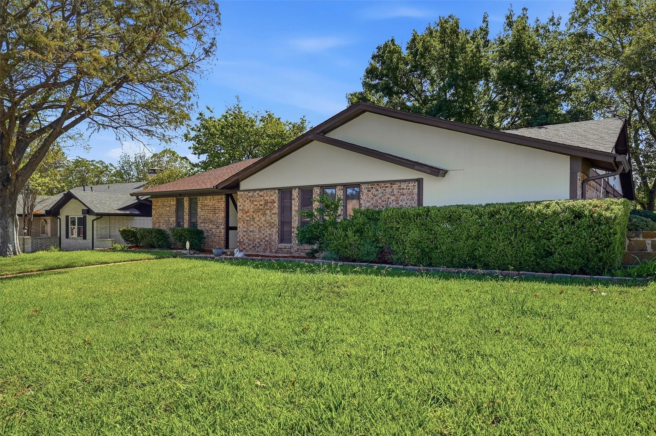 Single Family Residence For Sale in Grayson County , 1826 Skyline Drive, Sherman, Texas 75092, 4 Bedroom, 2 Bathroom, 2 Garage spaces, 1,628 Sqft, built in 1975, mls#21405751, Real Estate Agent in Sherman, Homes For Sale in Grayson county, Homes For Sale in Sherman, Realtor in Sherman Texas, Real Estate Brokerage Independent Realty Texas, Luminita Cordes Realtor
