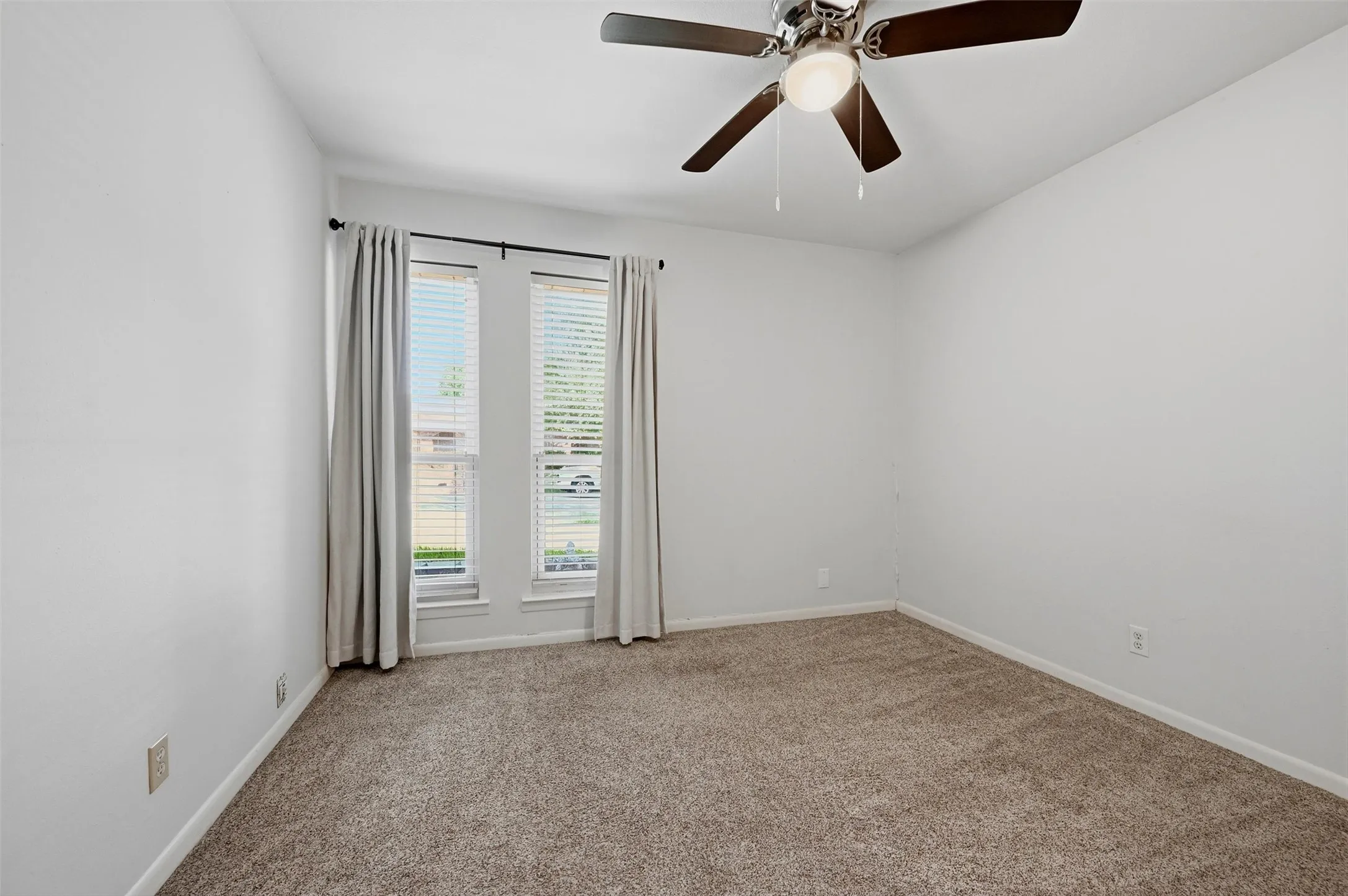 Single Family Residence For Sale in Grayson County , 1826 Skyline Drive, Sherman, Texas 75092, 4 Bedroom, 2 Bathroom, 2 Garage spaces, 1,628 Sqft, built in 1975, mls#21405751, Real Estate Agent in Sherman, Homes For Sale in Grayson county, Homes For Sale in Sherman, Realtor in Sherman Texas, Real Estate Brokerage Independent Realty Texas, Luminita Cordes Realtor