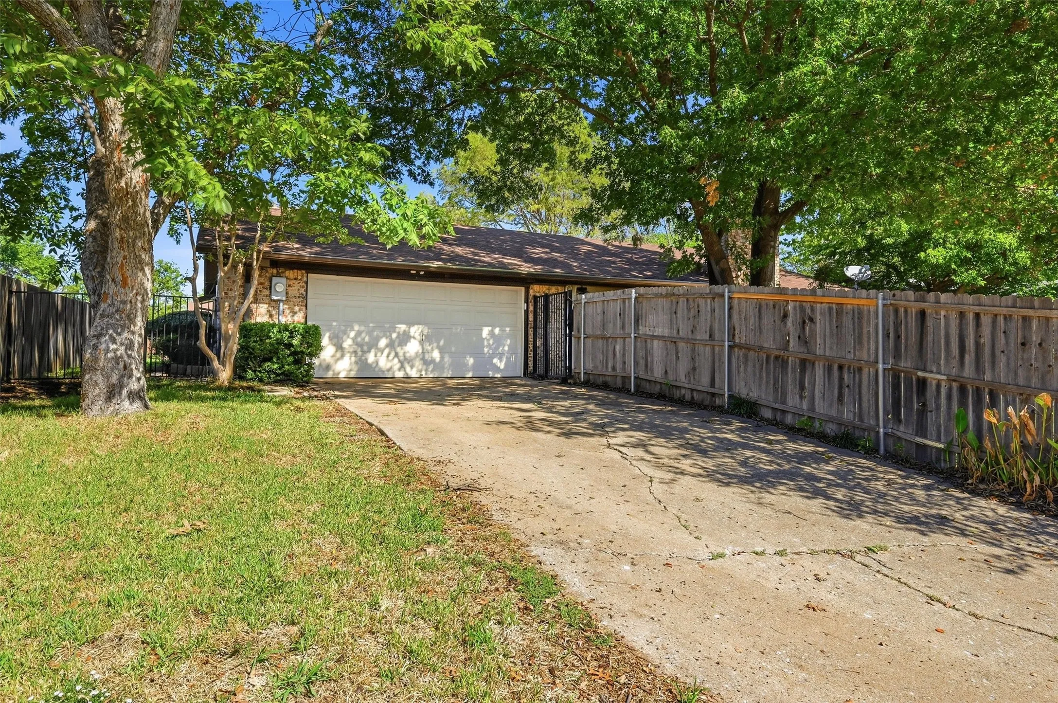 Single Family Residence For Sale in Grayson County , 1826 Skyline Drive, Sherman, Texas 75092, 4 Bedroom, 2 Bathroom, 2 Garage spaces, 1,628 Sqft, built in 1975, mls#21405751, Real Estate Agent in Sherman, Homes For Sale in Grayson county, Homes For Sale in Sherman, Realtor in Sherman Texas, Real Estate Brokerage Independent Realty Texas, Luminita Cordes Realtor