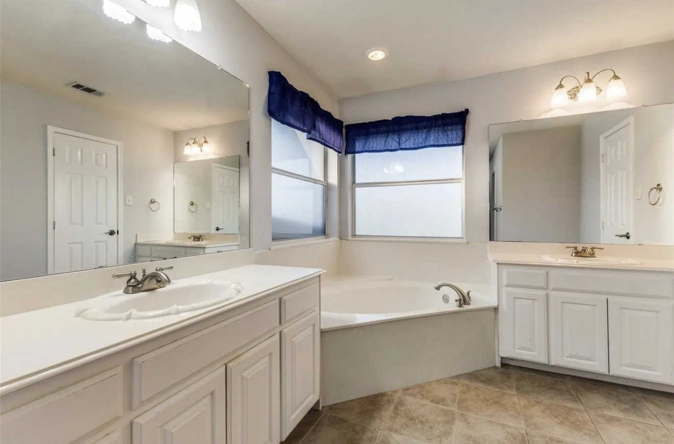 Single Family Residence For Sale in Kaufman County , 11068 Prairie Lakes Lane, Forney, Texas 75126, 4 Bedroom, 3 Bathroom, 2 Garage spaces, 2,769 Sqft, built in 2001, mls#21406333, Real Estate Agent in Forney, Homes For Sale in Kaufman county, Homes For Sale in Forney, Realtor in Forney Texas, Real Estate Brokerage Independent Realty Texas, Luminita Cordes Realtor
