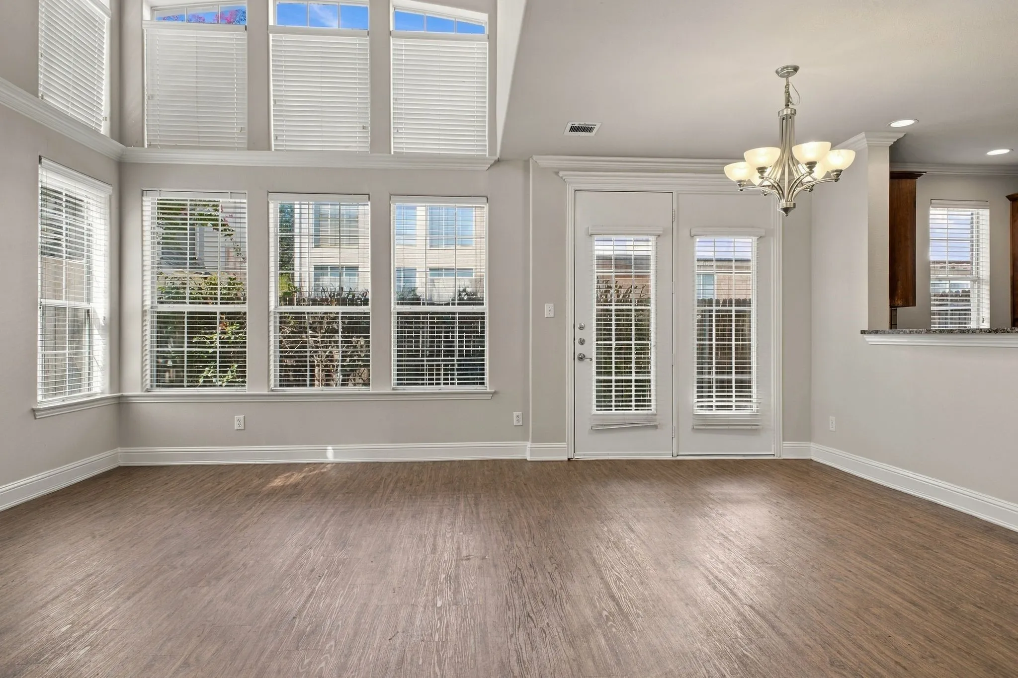 Townhouse For Rent in Dallas County , 2529 Champagne Drive, Irving, Texas 75038, 3 Bedroom, 3 Bathroom, 2 Garage spaces, 1,678 Sqft, built in 2002, mls#21407963, Real Estate Agent in Irving, Homes For Rent in Dallas county, Homes For Rent in Irving, Realtor in Irving Texas, Real Estate Brokerage Independent Realty Texas, Luminita Cordes Realtor