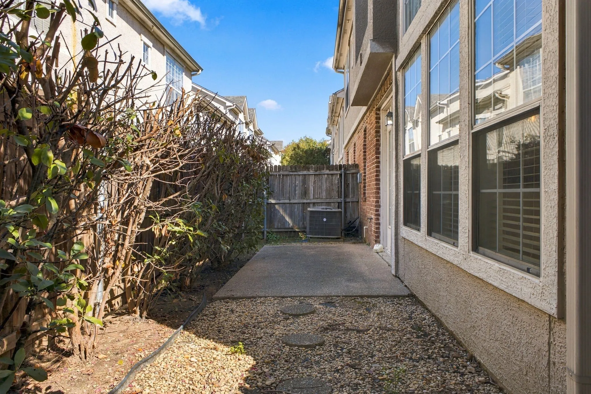 Townhouse For Rent in Dallas County , 2529 Champagne Drive, Irving, Texas 75038, 3 Bedroom, 3 Bathroom, 2 Garage spaces, 1,678 Sqft, built in 2002, mls#21407963, Real Estate Agent in Irving, Homes For Rent in Dallas county, Homes For Rent in Irving, Realtor in Irving Texas, Real Estate Brokerage Independent Realty Texas, Luminita Cordes Realtor