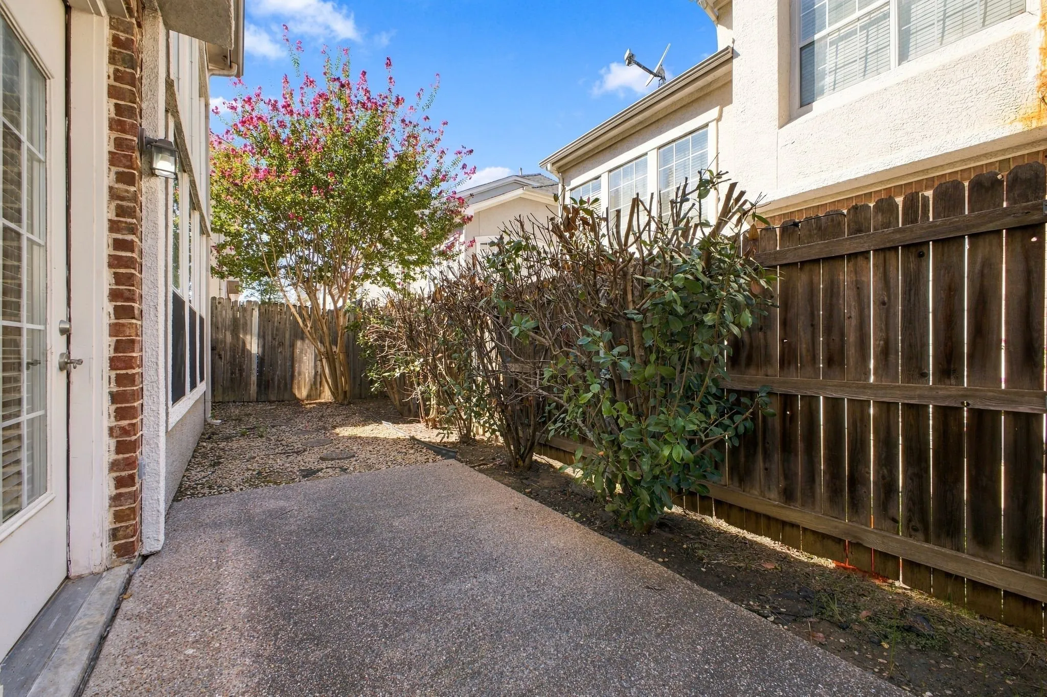 Townhouse For Rent in Dallas County , 2529 Champagne Drive, Irving, Texas 75038, 3 Bedroom, 3 Bathroom, 2 Garage spaces, 1,678 Sqft, built in 2002, mls#21407963, Real Estate Agent in Irving, Homes For Rent in Dallas county, Homes For Rent in Irving, Realtor in Irving Texas, Real Estate Brokerage Independent Realty Texas, Luminita Cordes Realtor