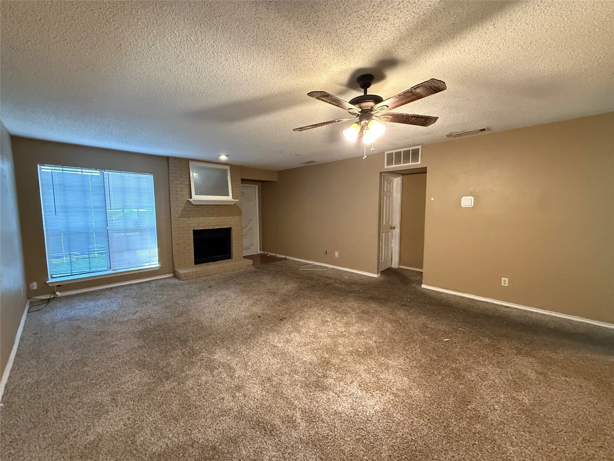 Townhouse For Sale in Dallas County , 8837 Saint Thomas Circle, Dallas, Texas 75228, 3 Bedroom, 2 Bathroom, 2 Garage spaces, 1,335 Sqft, built in 1982, mls#21407976, Real Estate Agent in Dallas, Homes For Sale in Dallas county, Homes For Sale in Dallas, Realtor in Dallas Texas, Real Estate Brokerage Independent Realty Texas, Luminita Cordes Realtor