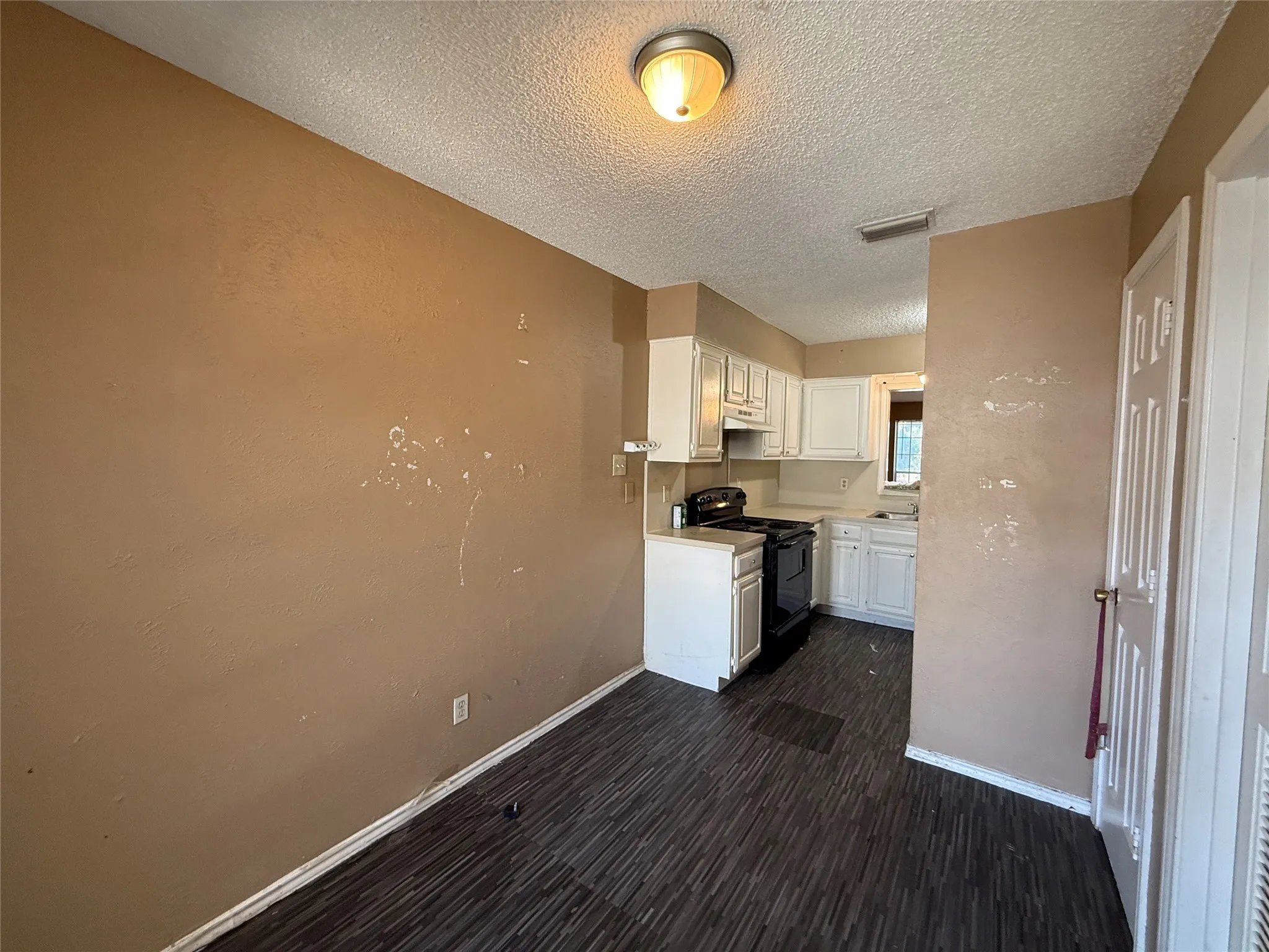 Townhouse For Sale in Dallas County , 8837 Saint Thomas Circle, Dallas, Texas 75228, 3 Bedroom, 2 Bathroom, 2 Garage spaces, 1,335 Sqft, built in 1982, mls#21407976, Real Estate Agent in Dallas, Homes For Sale in Dallas county, Homes For Sale in Dallas, Realtor in Dallas Texas, Real Estate Brokerage Independent Realty Texas, Luminita Cordes Realtor