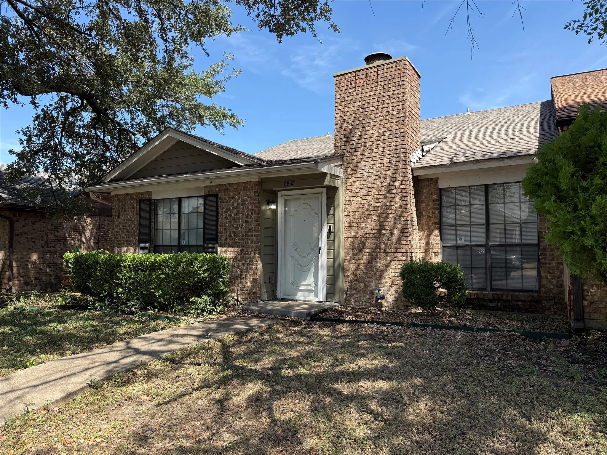 Townhouse For Sale in Dallas County , 8837 Saint Thomas Circle, Dallas, Texas 75228, 3 Bedroom, 2 Bathroom, 2 Garage spaces, 1,335 Sqft, built in 1982, mls#21407976, Real Estate Agent in Dallas, Homes For Sale in Dallas county, Homes For Sale in Dallas, Realtor in Dallas Texas, Real Estate Brokerage Independent Realty Texas, Luminita Cordes Realtor