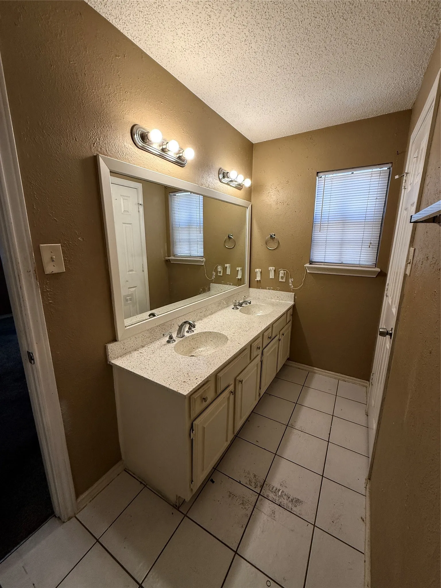 Townhouse For Sale in Dallas County , 8837 Saint Thomas Circle, Dallas, Texas 75228, 3 Bedroom, 2 Bathroom, 2 Garage spaces, 1,335 Sqft, built in 1982, mls#21407976, Real Estate Agent in Dallas, Homes For Sale in Dallas county, Homes For Sale in Dallas, Realtor in Dallas Texas, Real Estate Brokerage Independent Realty Texas, Luminita Cordes Realtor