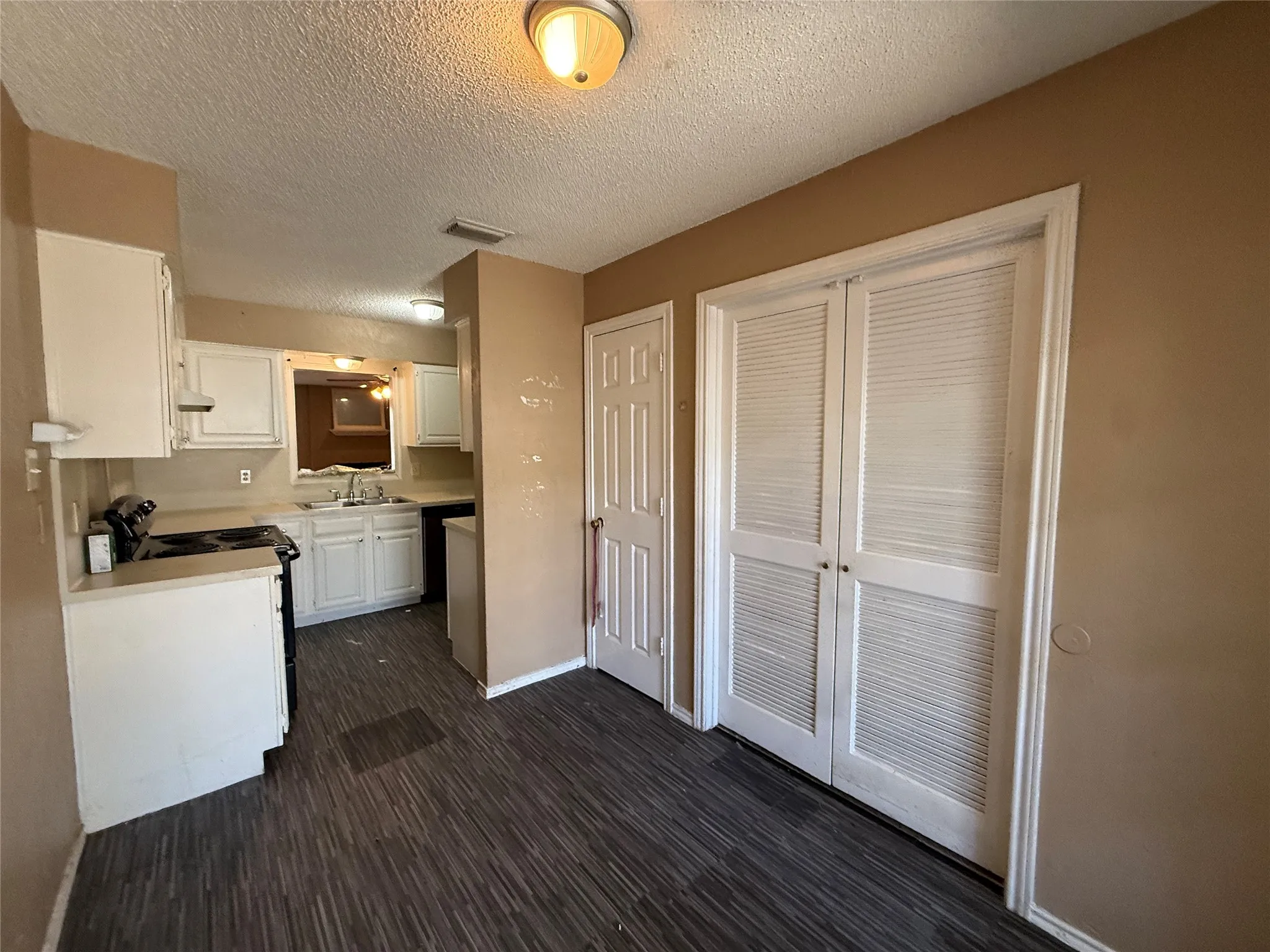Townhouse For Sale in Dallas County , 8837 Saint Thomas Circle, Dallas, Texas 75228, 3 Bedroom, 2 Bathroom, 2 Garage spaces, 1,335 Sqft, built in 1982, mls#21407976, Real Estate Agent in Dallas, Homes For Sale in Dallas county, Homes For Sale in Dallas, Realtor in Dallas Texas, Real Estate Brokerage Independent Realty Texas, Luminita Cordes Realtor