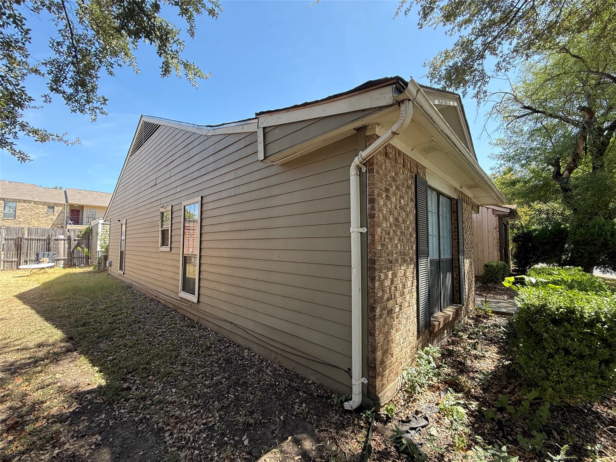 Townhouse For Sale in Dallas County , 8837 Saint Thomas Circle, Dallas, Texas 75228, 3 Bedroom, 2 Bathroom, 2 Garage spaces, 1,335 Sqft, built in 1982, mls#21407976, Real Estate Agent in Dallas, Homes For Sale in Dallas county, Homes For Sale in Dallas, Realtor in Dallas Texas, Real Estate Brokerage Independent Realty Texas, Luminita Cordes Realtor