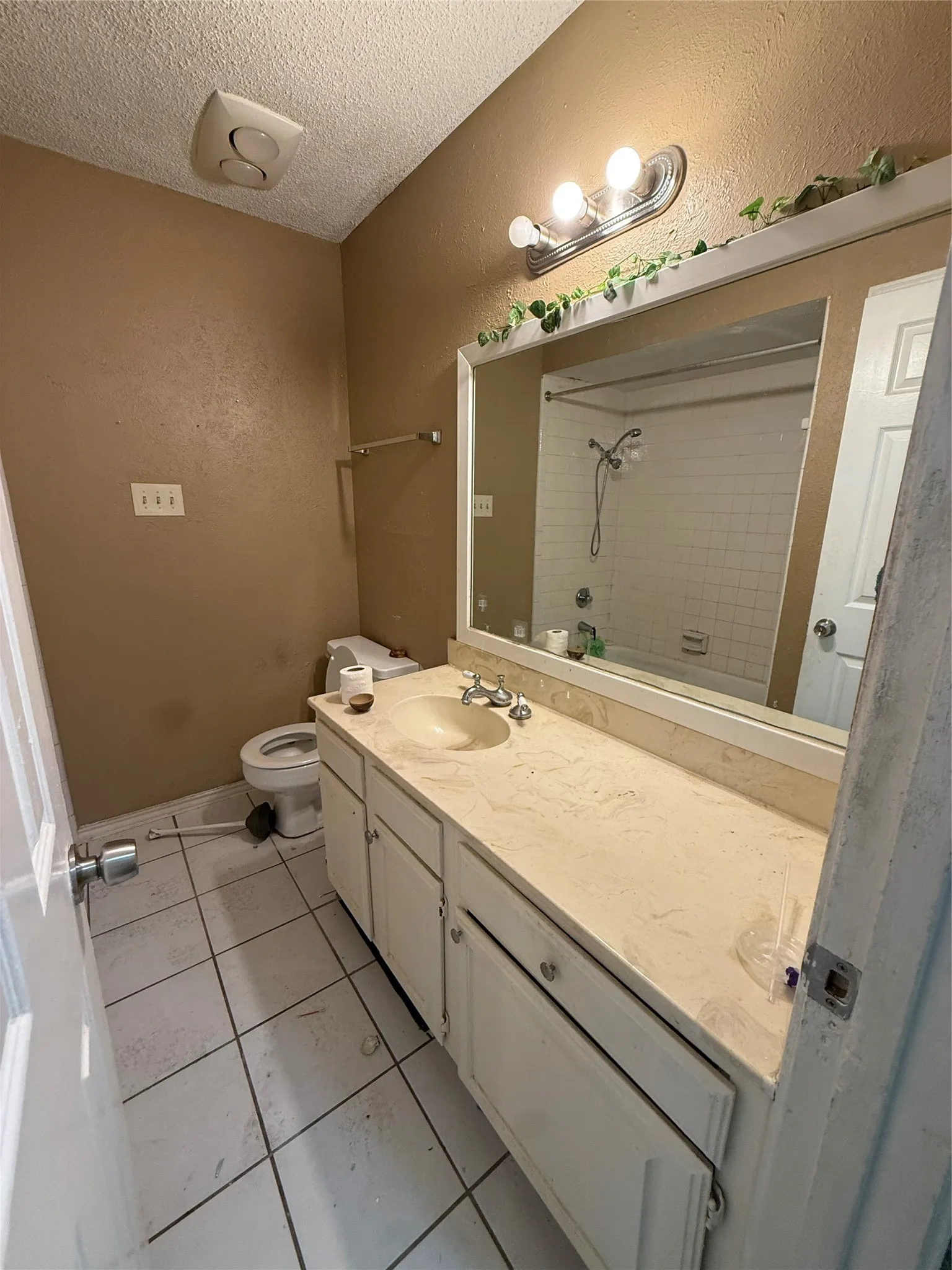 Townhouse For Sale in Dallas County , 8837 Saint Thomas Circle, Dallas, Texas 75228, 3 Bedroom, 2 Bathroom, 2 Garage spaces, 1,335 Sqft, built in 1982, mls#21407976, Real Estate Agent in Dallas, Homes For Sale in Dallas county, Homes For Sale in Dallas, Realtor in Dallas Texas, Real Estate Brokerage Independent Realty Texas, Luminita Cordes Realtor