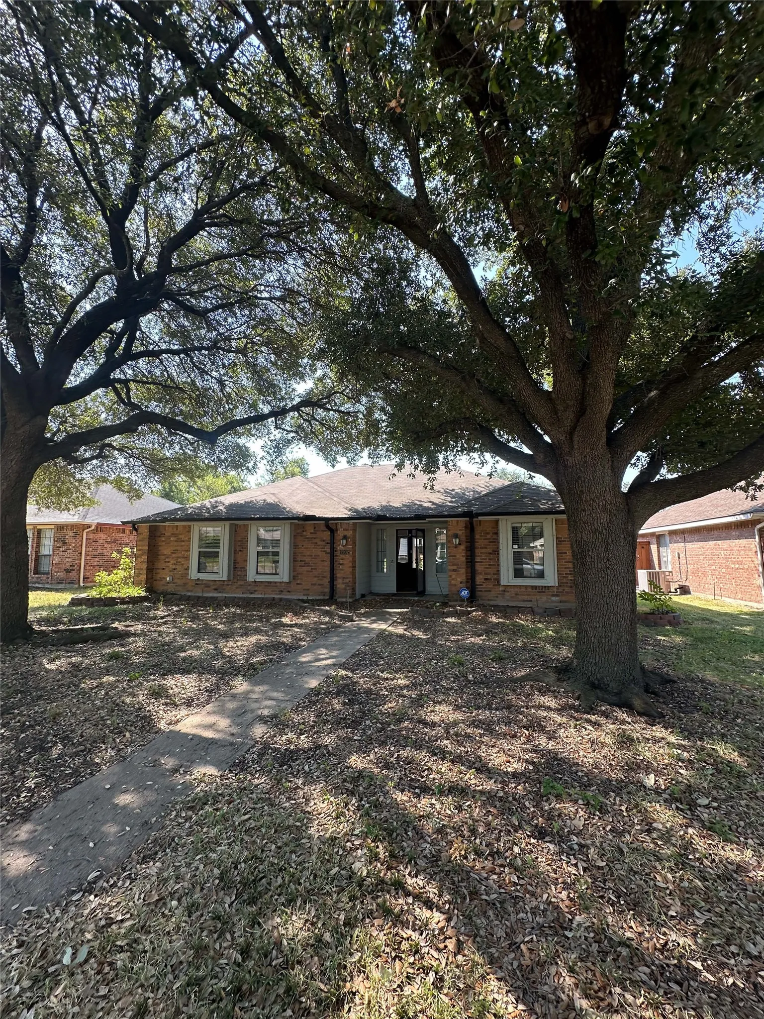 Single Family Residence For Sale in Denton County , 2032 Lansdown Drive, Carrollton, Texas 75010, 3 Bedroom, 2 Bathroom, 2 Garage spaces, 1,763 Sqft, built in 1985, mls#21407985, Real Estate Agent in Carrollton, Homes For Sale in Denton county, Homes For Sale in Carrollton, Realtor in Carrollton Texas, Real Estate Brokerage Independent Realty Texas, Luminita Cordes Realtor