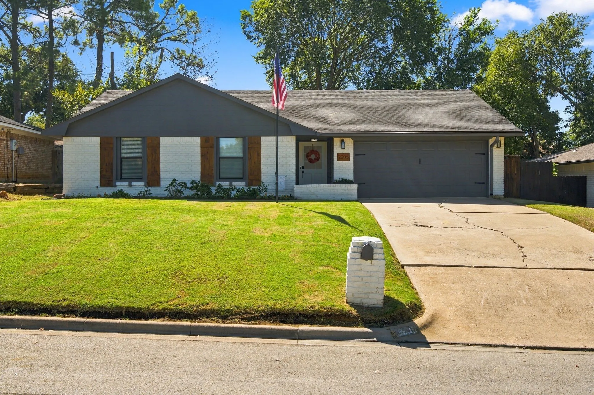 Single Family Residence For Sale in Tarrant County , 2205 Sierra Drive, Grapevine, Texas 76051, 3 Bedroom, 2 Bathroom, 2 Garage spaces, 1,454 Sqft, built in 1978, mls#21407518, Real Estate Agent in Grapevine, Homes For Sale in Tarrant county, Homes For Sale in Grapevine, Realtor in Grapevine Texas, Real Estate Brokerage Independent Realty Texas, Luminita Cordes Realtor