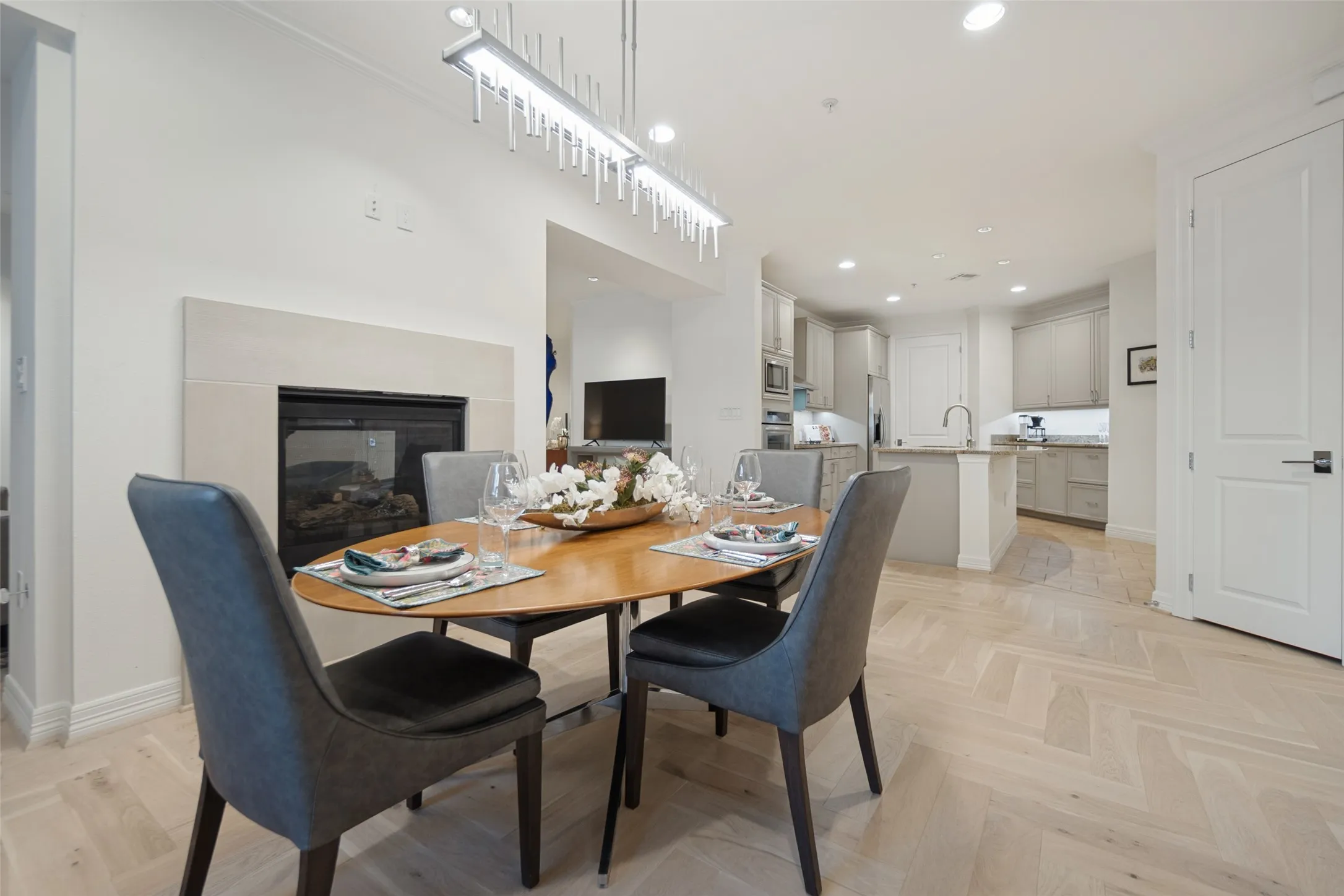 Condominium For Sale in Dallas County , 8616 Turtle Creek Boulevard 214, Dallas, Texas 75225, 2 Bedroom, 3 Bathroom, 3 Garage spaces, 1,949 Sqft, built in 2006, mls#21407493, Real Estate Agent in Dallas, Homes For Sale in Dallas county, Homes For Sale in Dallas, Realtor in Dallas Texas, Real Estate Brokerage Independent Realty Texas, Luminita Cordes Realtor