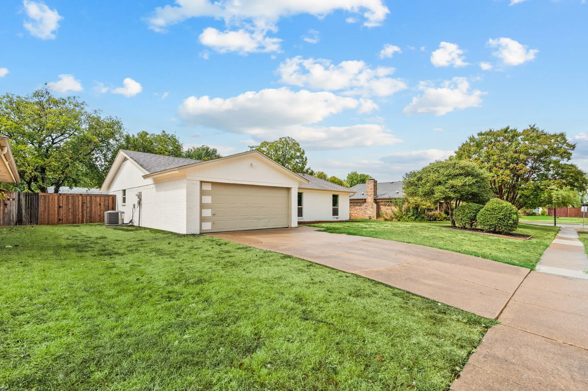 Single Family Residence For Sale in Tarrant County , 505 Emerson Drive, Euless, Texas 76039, 3 Bedroom, 2 Bathroom, 2 Garage spaces, 1,521 Sqft, built in 1981, mls#21407982, Real Estate Agent in Euless, Homes For Sale in Tarrant county, Homes For Sale in Euless, Realtor in Euless Texas, Real Estate Brokerage Independent Realty Texas, Luminita Cordes Realtor