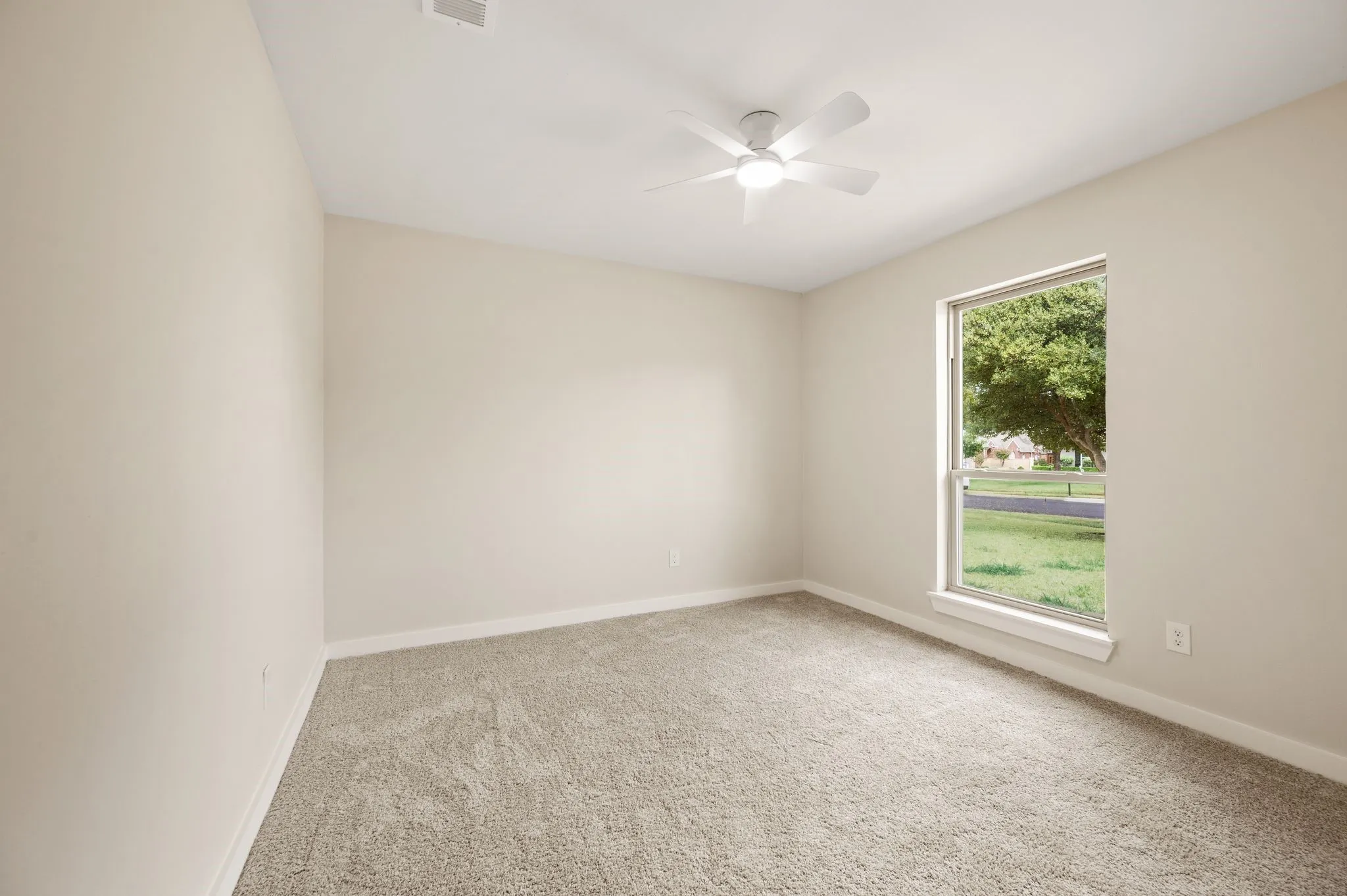Single Family Residence For Sale in Tarrant County , 505 Emerson Drive, Euless, Texas 76039, 3 Bedroom, 2 Bathroom, 2 Garage spaces, 1,521 Sqft, built in 1981, mls#21407982, Real Estate Agent in Euless, Homes For Sale in Tarrant county, Homes For Sale in Euless, Realtor in Euless Texas, Real Estate Brokerage Independent Realty Texas, Luminita Cordes Realtor