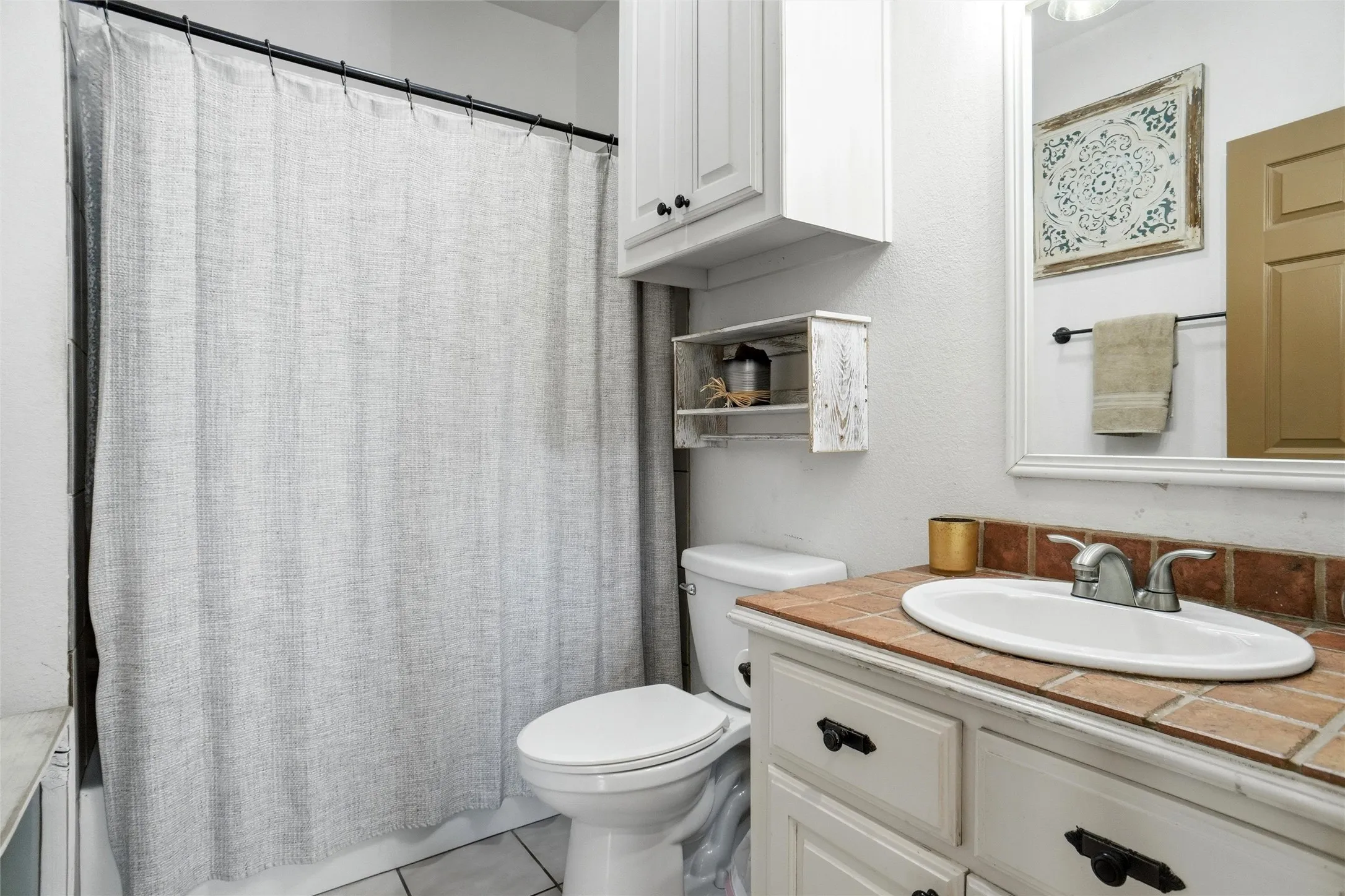 Secondary bath in hallway.