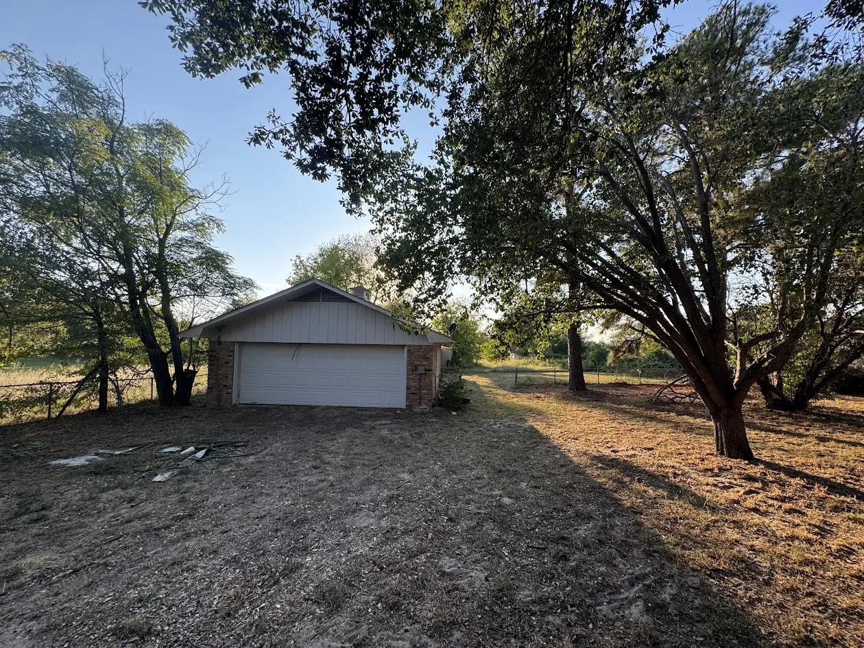 Single Family Residence For Sale in Smith County , 12668 County Road 1139, Tyler, Texas 75709, 3 Bedroom, 2 Bathroom, 2 Garage spaces, 2,573 Sqft, built in 1970, mls#21407948, Real Estate Agent in Tyler, Homes For Sale in Smith county, Homes For Sale in Tyler, Realtor in Tyler Texas, Real Estate Brokerage Independent Realty Texas, Luminita Cordes Realtor