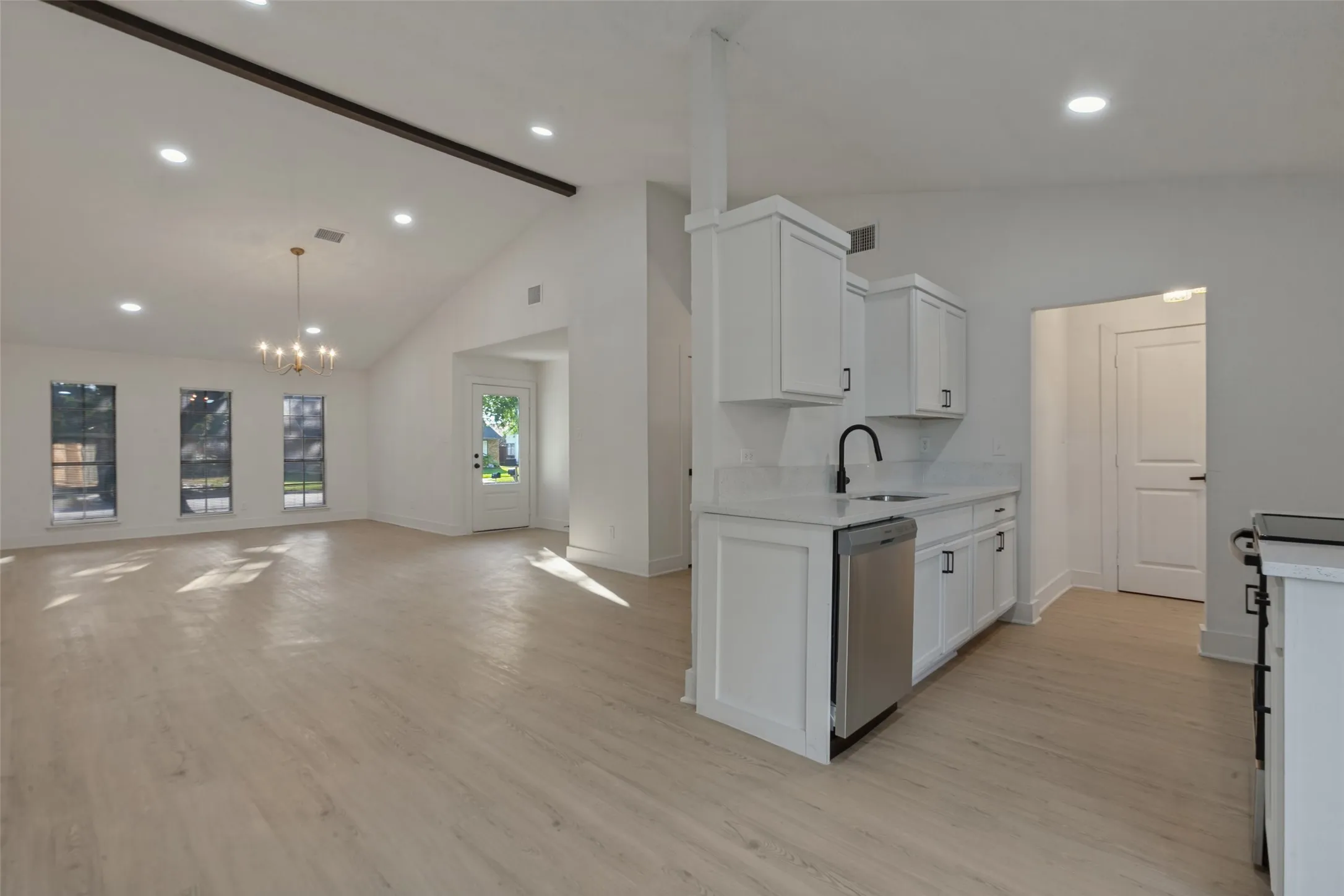 Single Family Residence For Sale in Dallas County , 909 Maydelle Lane, Garland, Texas 75042, 3 Bedroom, 2 Bathroom, 1 Garage spaces, 1,825 Sqft, built in 1981, mls#21407890, Real Estate Agent in Garland, Homes For Sale in Dallas county, Homes For Sale in Garland, Realtor in Garland Texas, Real Estate Brokerage Independent Realty Texas, Luminita Cordes Realtor