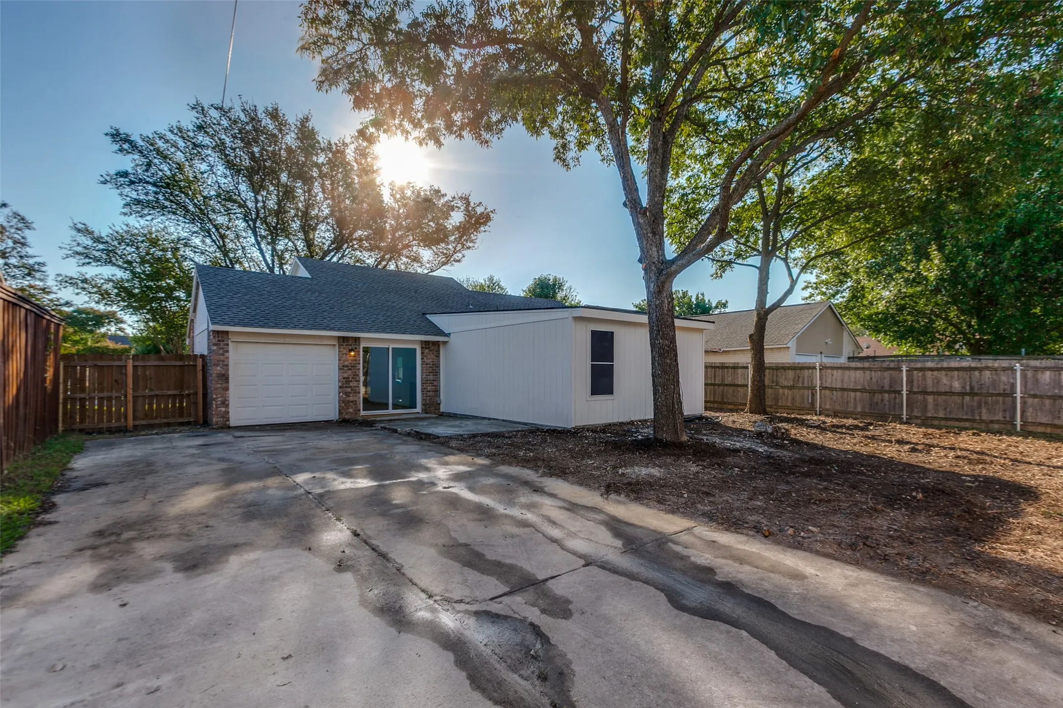 Single Family Residence For Sale in Dallas County , 909 Maydelle Lane, Garland, Texas 75042, 3 Bedroom, 2 Bathroom, 1 Garage spaces, 1,825 Sqft, built in 1981, mls#21407890, Real Estate Agent in Garland, Homes For Sale in Dallas county, Homes For Sale in Garland, Realtor in Garland Texas, Real Estate Brokerage Independent Realty Texas, Luminita Cordes Realtor