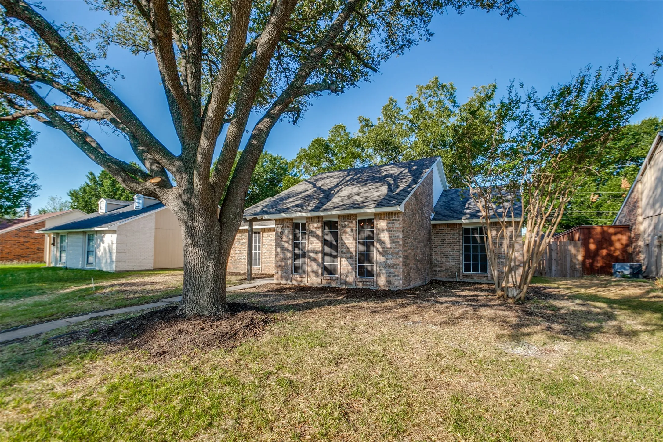 Single Family Residence For Sale in Dallas County , 909 Maydelle Lane, Garland, Texas 75042, 3 Bedroom, 2 Bathroom, 1 Garage spaces, 1,825 Sqft, built in 1981, mls#21407890, Real Estate Agent in Garland, Homes For Sale in Dallas county, Homes For Sale in Garland, Realtor in Garland Texas, Real Estate Brokerage Independent Realty Texas, Luminita Cordes Realtor