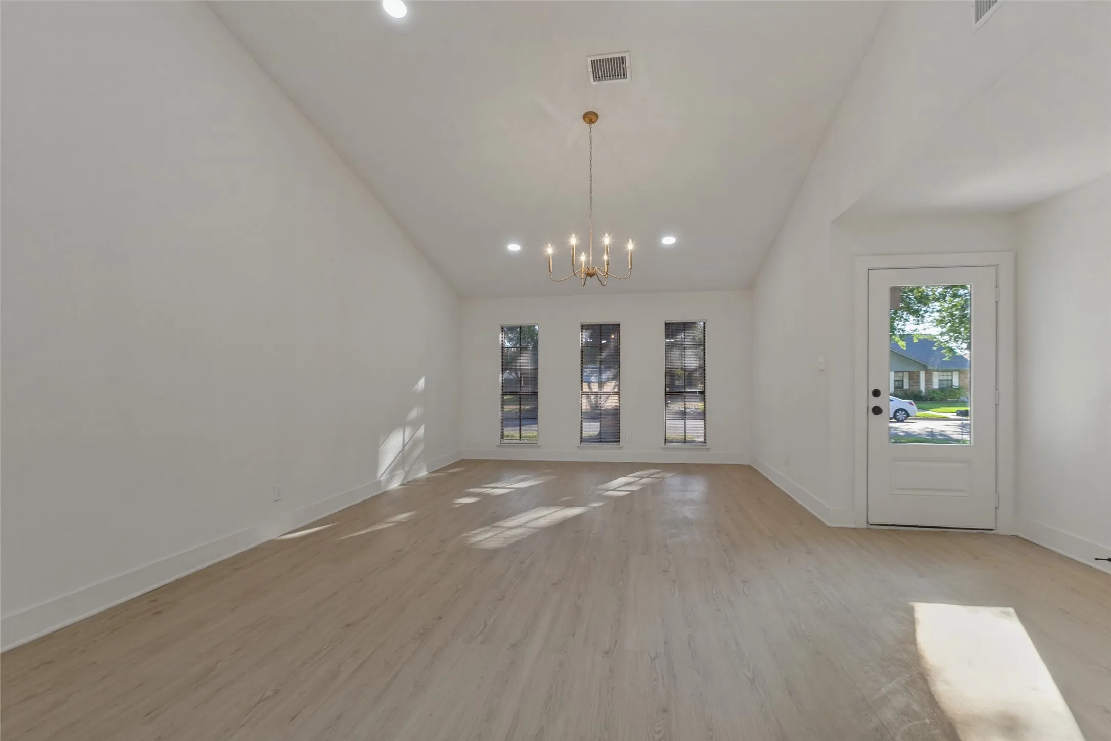 Single Family Residence For Sale in Dallas County , 909 Maydelle Lane, Garland, Texas 75042, 3 Bedroom, 2 Bathroom, 1 Garage spaces, 1,825 Sqft, built in 1981, mls#21407890, Real Estate Agent in Garland, Homes For Sale in Dallas county, Homes For Sale in Garland, Realtor in Garland Texas, Real Estate Brokerage Independent Realty Texas, Luminita Cordes Realtor