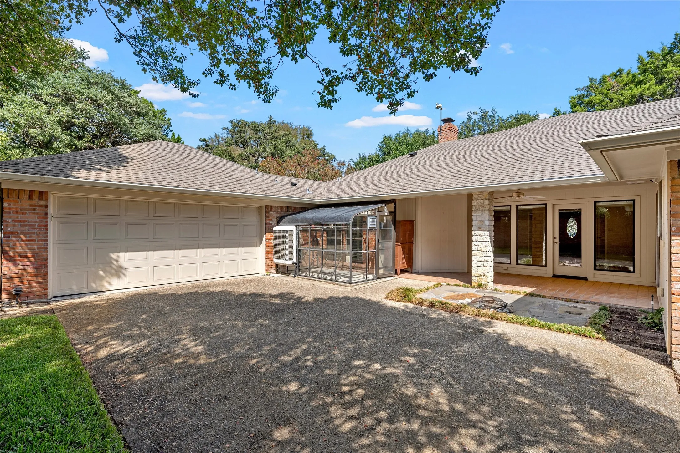 Single Family Residence For Sale in Mc Lennan County , 3906 Green Oak Drive, Waco, Texas 76710, 3 Bedroom, 3 Bathroom, 3 Garage spaces, 2,434 Sqft, built in 1978, mls#21406915, Real Estate Agent in Waco, Homes For Sale in Mc Lennan county, Homes For Sale in Waco, Realtor in Waco Texas, Real Estate Brokerage Independent Realty Texas, Luminita Cordes Realtor