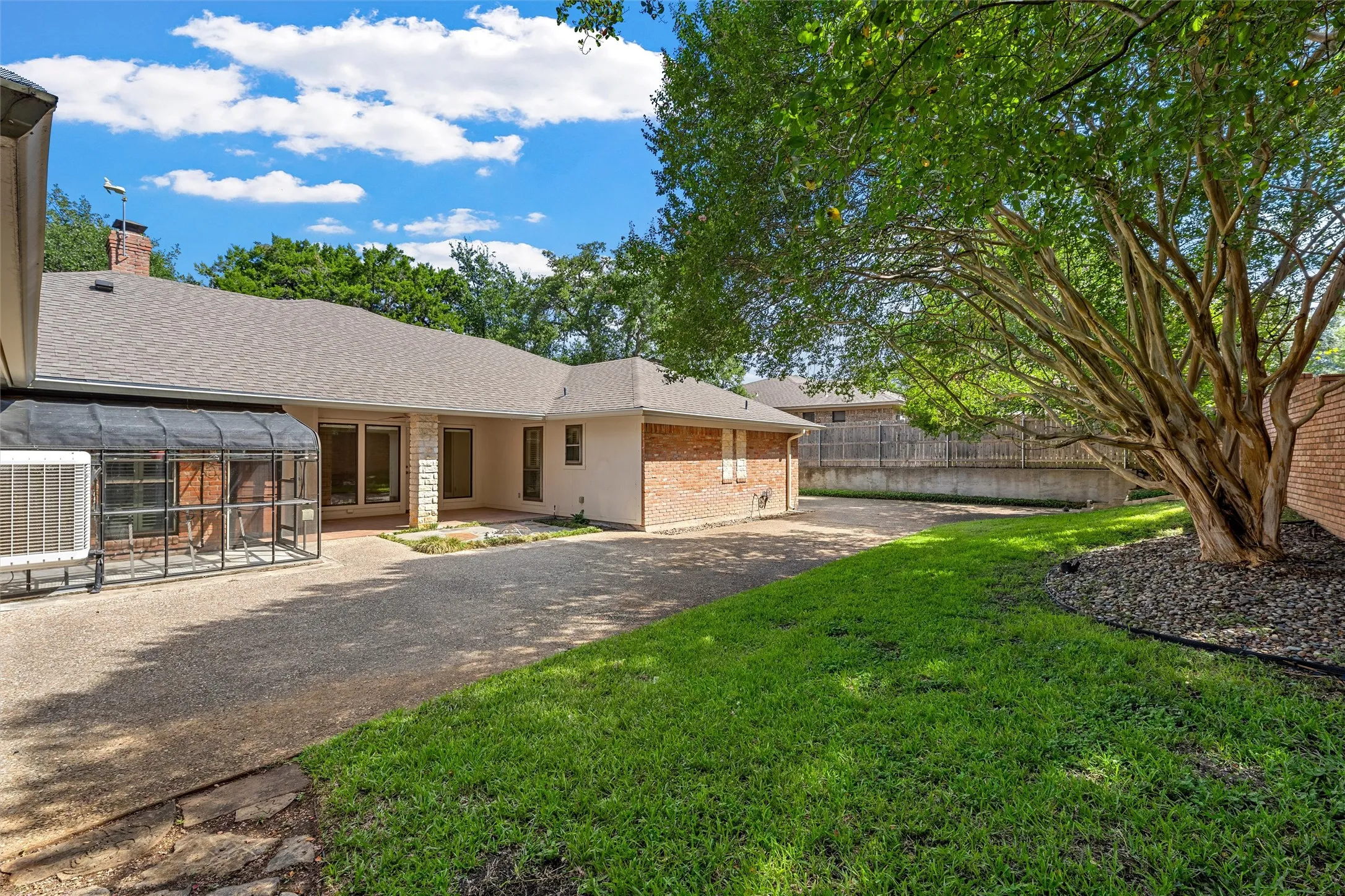 Single Family Residence For Sale in Mc Lennan County , 3906 Green Oak Drive, Waco, Texas 76710, 3 Bedroom, 3 Bathroom, 3 Garage spaces, 2,434 Sqft, built in 1978, mls#21406915, Real Estate Agent in Waco, Homes For Sale in Mc Lennan county, Homes For Sale in Waco, Realtor in Waco Texas, Real Estate Brokerage Independent Realty Texas, Luminita Cordes Realtor