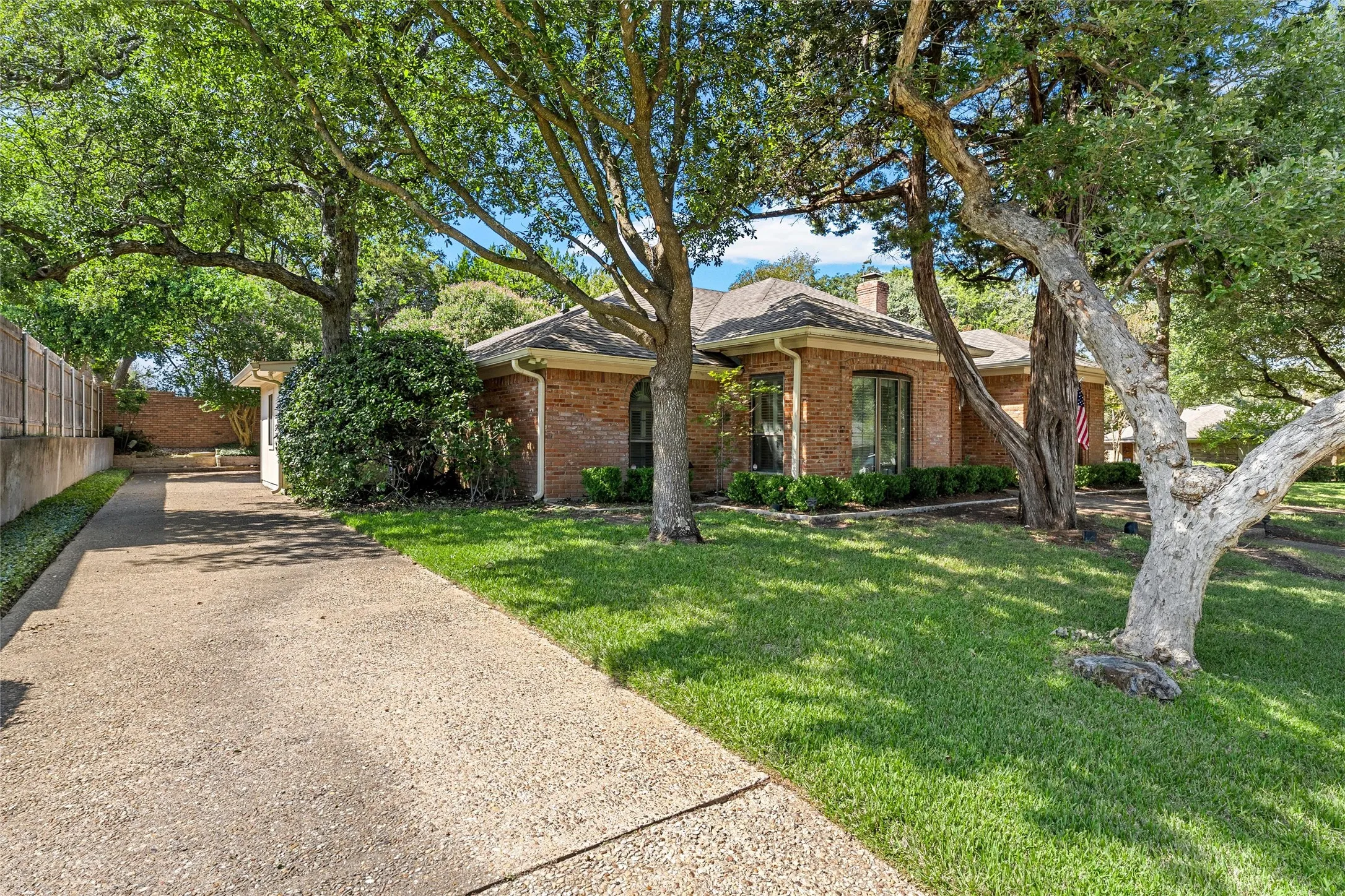 Single Family Residence For Sale in Mc Lennan County , 3906 Green Oak Drive, Waco, Texas 76710, 3 Bedroom, 3 Bathroom, 3 Garage spaces, 2,434 Sqft, built in 1978, mls#21406915, Real Estate Agent in Waco, Homes For Sale in Mc Lennan county, Homes For Sale in Waco, Realtor in Waco Texas, Real Estate Brokerage Independent Realty Texas, Luminita Cordes Realtor