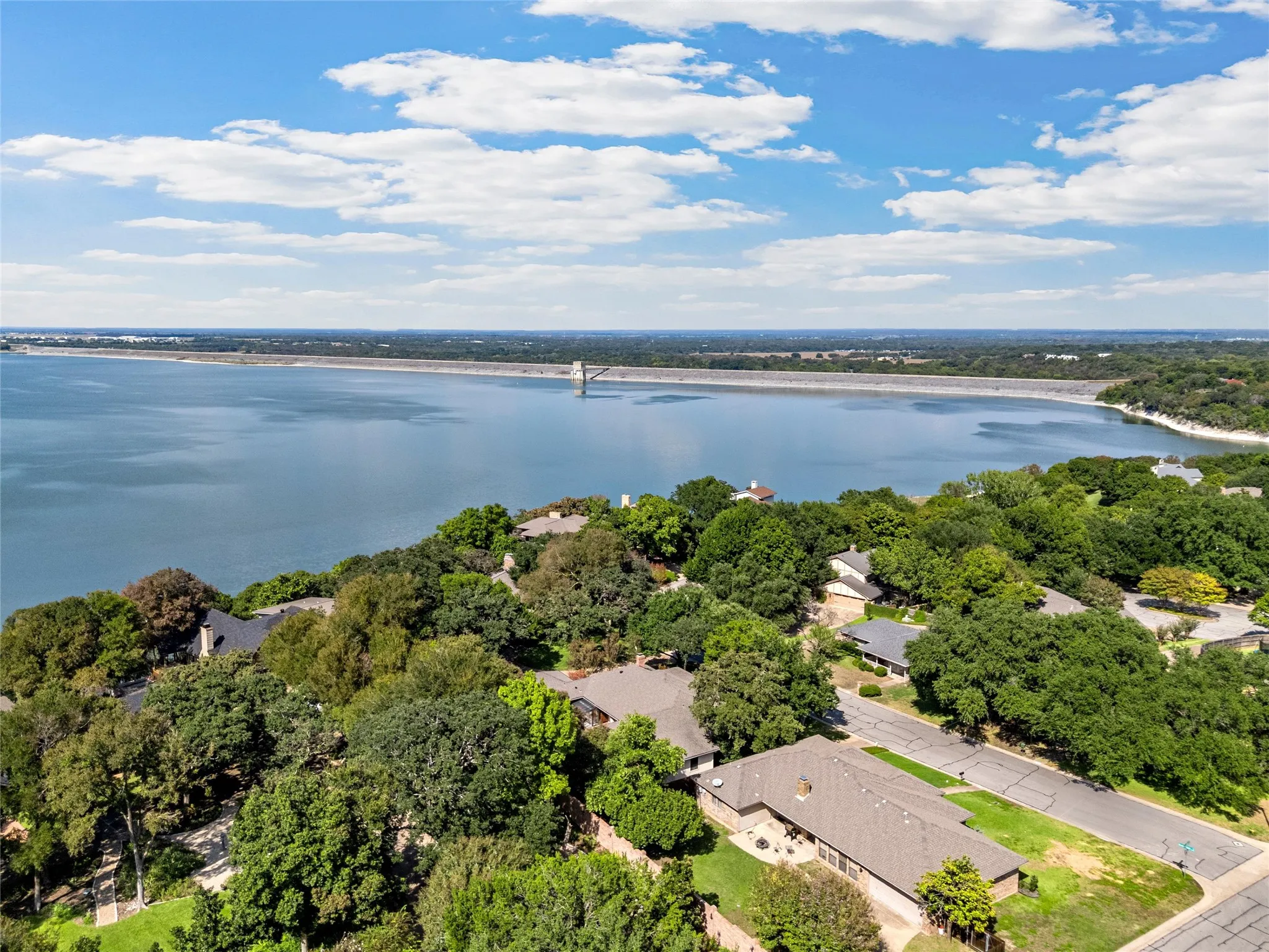 Single Family Residence For Sale in Mc Lennan County , 3906 Green Oak Drive, Waco, Texas 76710, 3 Bedroom, 3 Bathroom, 3 Garage spaces, 2,434 Sqft, built in 1978, mls#21406915, Real Estate Agent in Waco, Homes For Sale in Mc Lennan county, Homes For Sale in Waco, Realtor in Waco Texas, Real Estate Brokerage Independent Realty Texas, Luminita Cordes Realtor