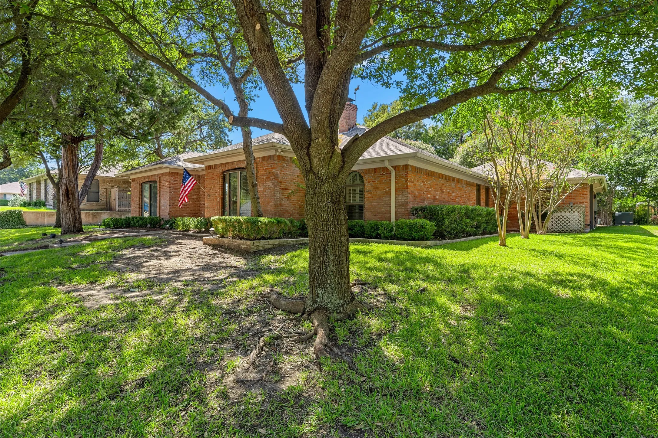 Single Family Residence For Sale in Mc Lennan County , 3906 Green Oak Drive, Waco, Texas 76710, 3 Bedroom, 3 Bathroom, 3 Garage spaces, 2,434 Sqft, built in 1978, mls#21406915, Real Estate Agent in Waco, Homes For Sale in Mc Lennan county, Homes For Sale in Waco, Realtor in Waco Texas, Real Estate Brokerage Independent Realty Texas, Luminita Cordes Realtor