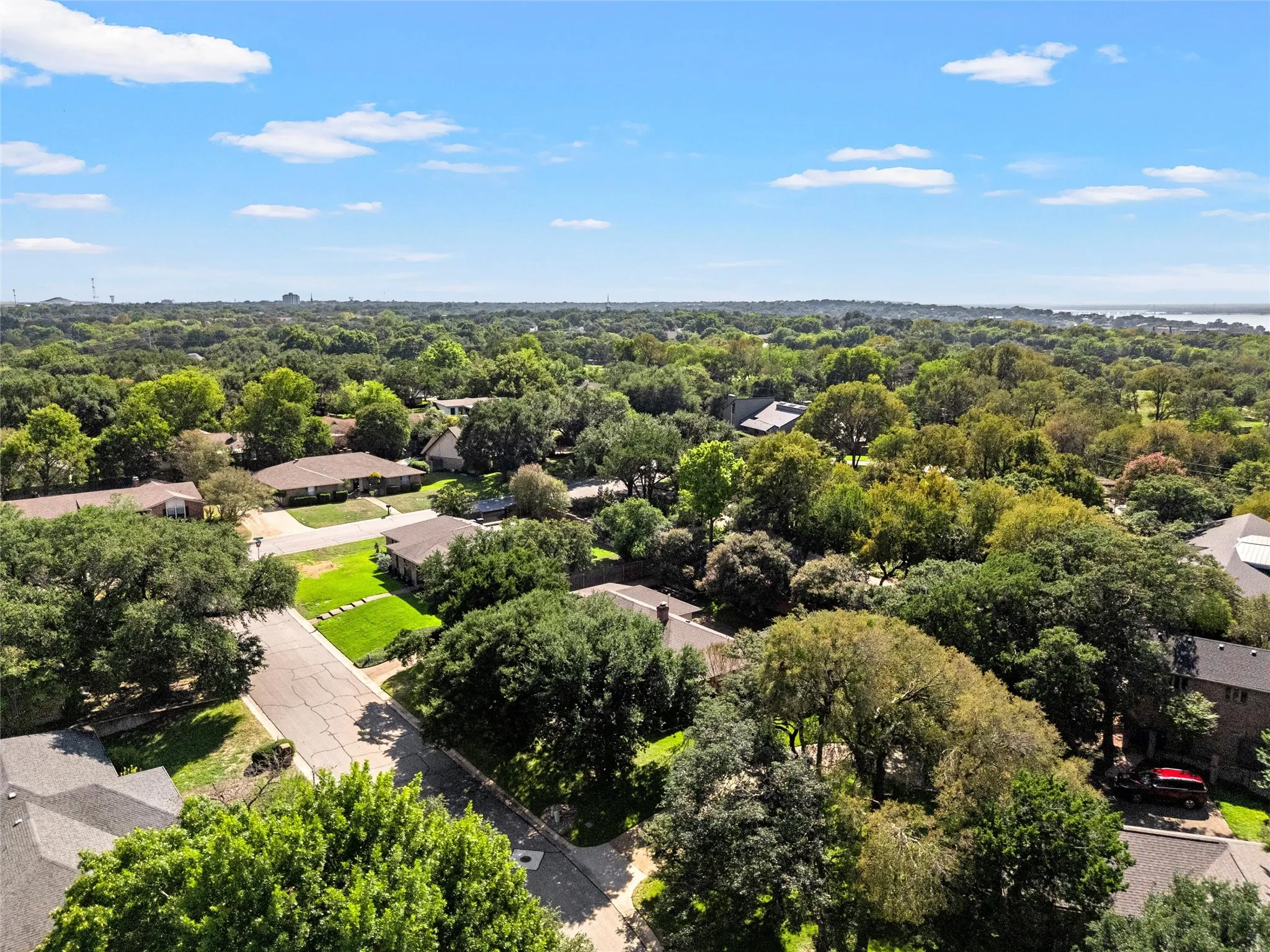 Single Family Residence For Sale in Mc Lennan County , 3906 Green Oak Drive, Waco, Texas 76710, 3 Bedroom, 3 Bathroom, 3 Garage spaces, 2,434 Sqft, built in 1978, mls#21406915, Real Estate Agent in Waco, Homes For Sale in Mc Lennan county, Homes For Sale in Waco, Realtor in Waco Texas, Real Estate Brokerage Independent Realty Texas, Luminita Cordes Realtor
