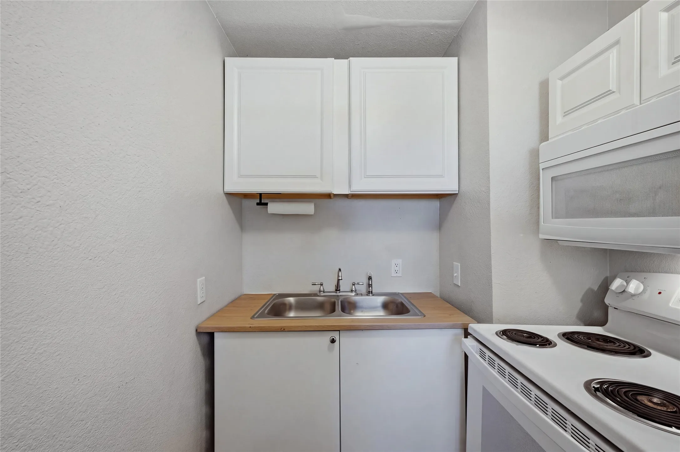 Apartment For Rent in Grayson County , 326 W Sears Street 102, Denison, Texas 75020, 1 Bedroom, 1 Bathroom, Garage spaces, 530 Sqft, built in 1910, mls#21407993, Real Estate Agent in Denison, Homes For Rent in Grayson county, Homes For Rent in Denison, Realtor in Denison Texas, Real Estate Brokerage Independent Realty Texas, Luminita Cordes Realtor