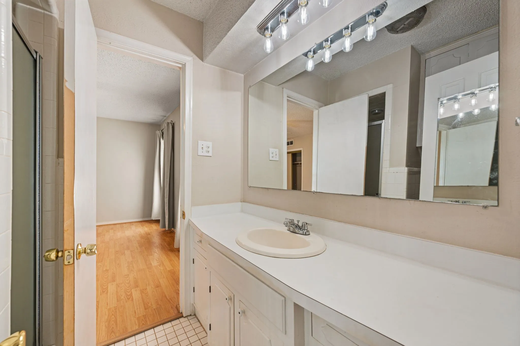 J&J bathroom between the guest bdrms