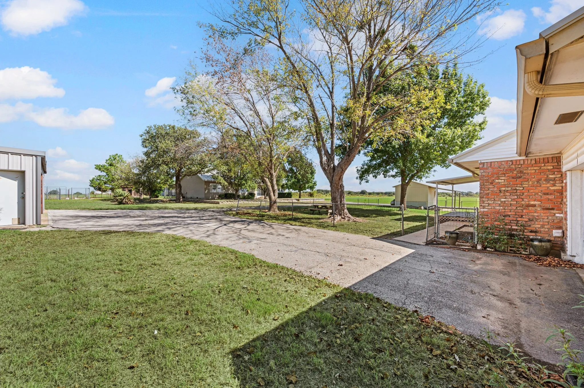 Single Family Residence For Rent in Hood County , 4101 Tolar Highway, Tolar, Texas 76476, 3 Bedroom, 2 Bathroom, 3 Garage spaces, 2,630 Sqft, built in 1978, mls#21405973, Real Estate Agent in Tolar, Homes For Rent in Hood county, Homes For Rent in Tolar, Realtor in Tolar Texas, Real Estate Brokerage Independent Realty Texas, Luminita Cordes Realtor