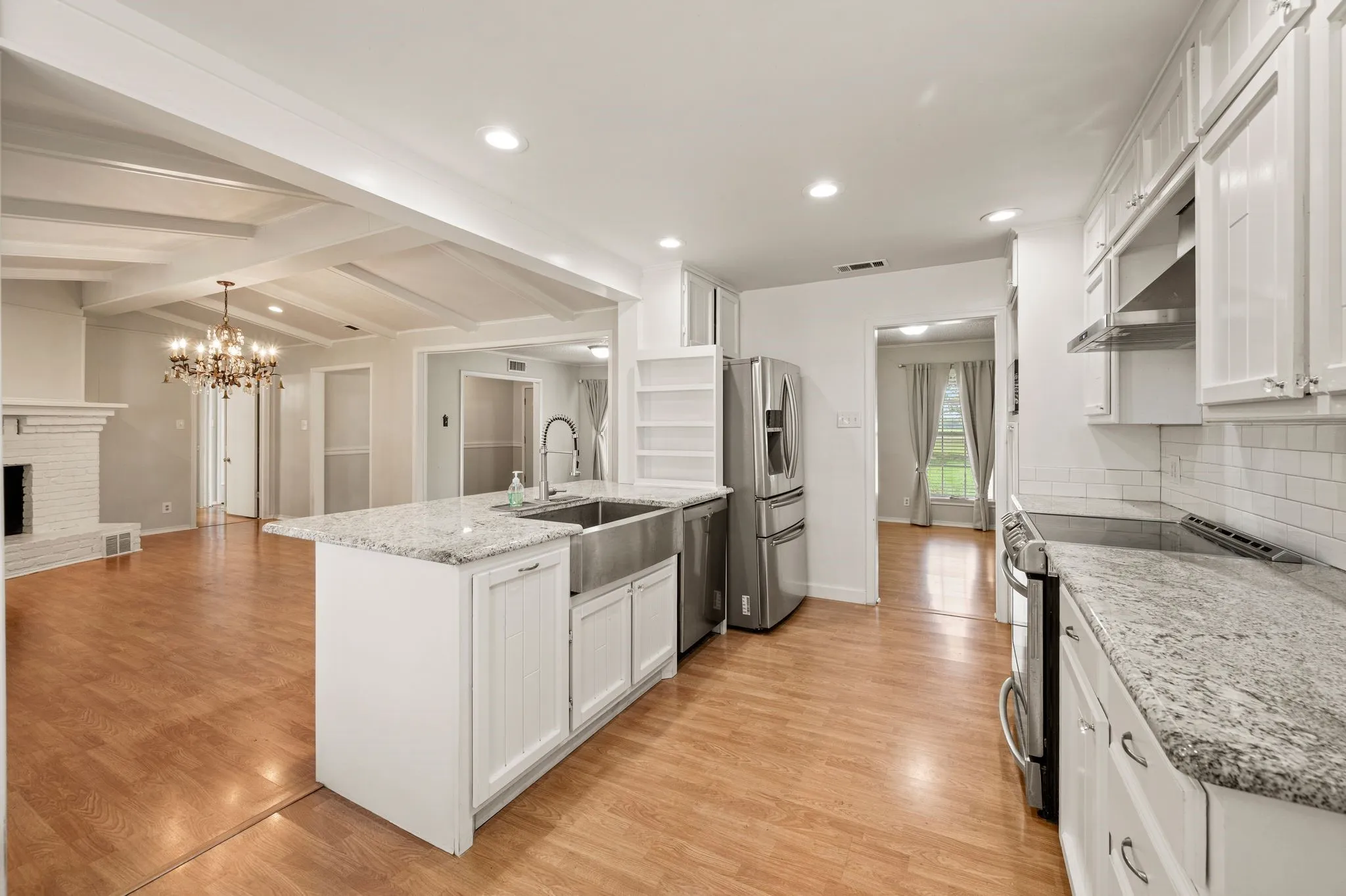 Breakfast bar, Stainless appliances & granite counters