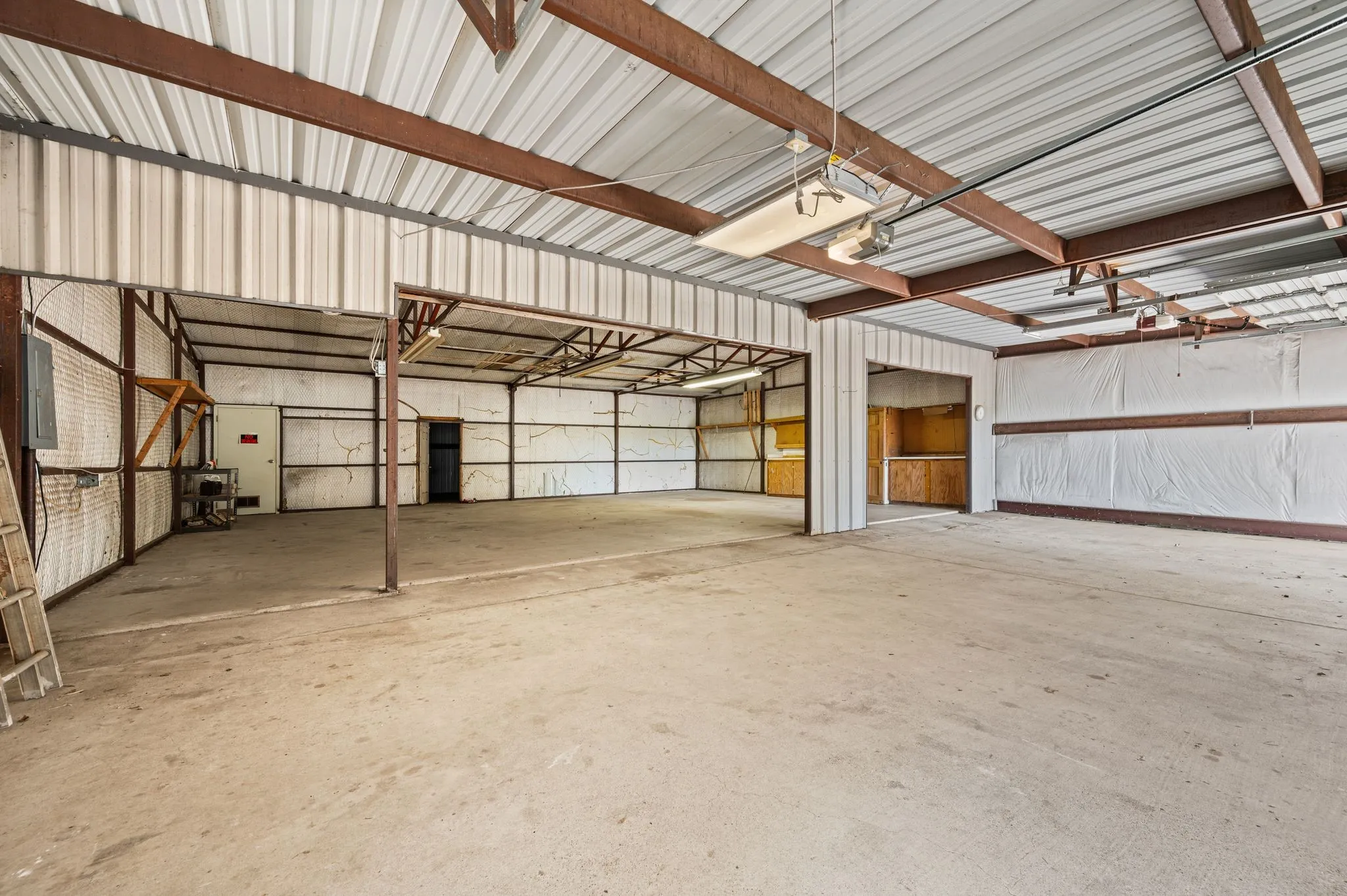 Single Family Residence For Rent in Hood County , 4101 Tolar Highway, Tolar, Texas 76476, 3 Bedroom, 2 Bathroom, 3 Garage spaces, 2,630 Sqft, built in 1978, mls#21405973, Real Estate Agent in Tolar, Homes For Rent in Hood county, Homes For Rent in Tolar, Realtor in Tolar Texas, Real Estate Brokerage Independent Realty Texas, Luminita Cordes Realtor