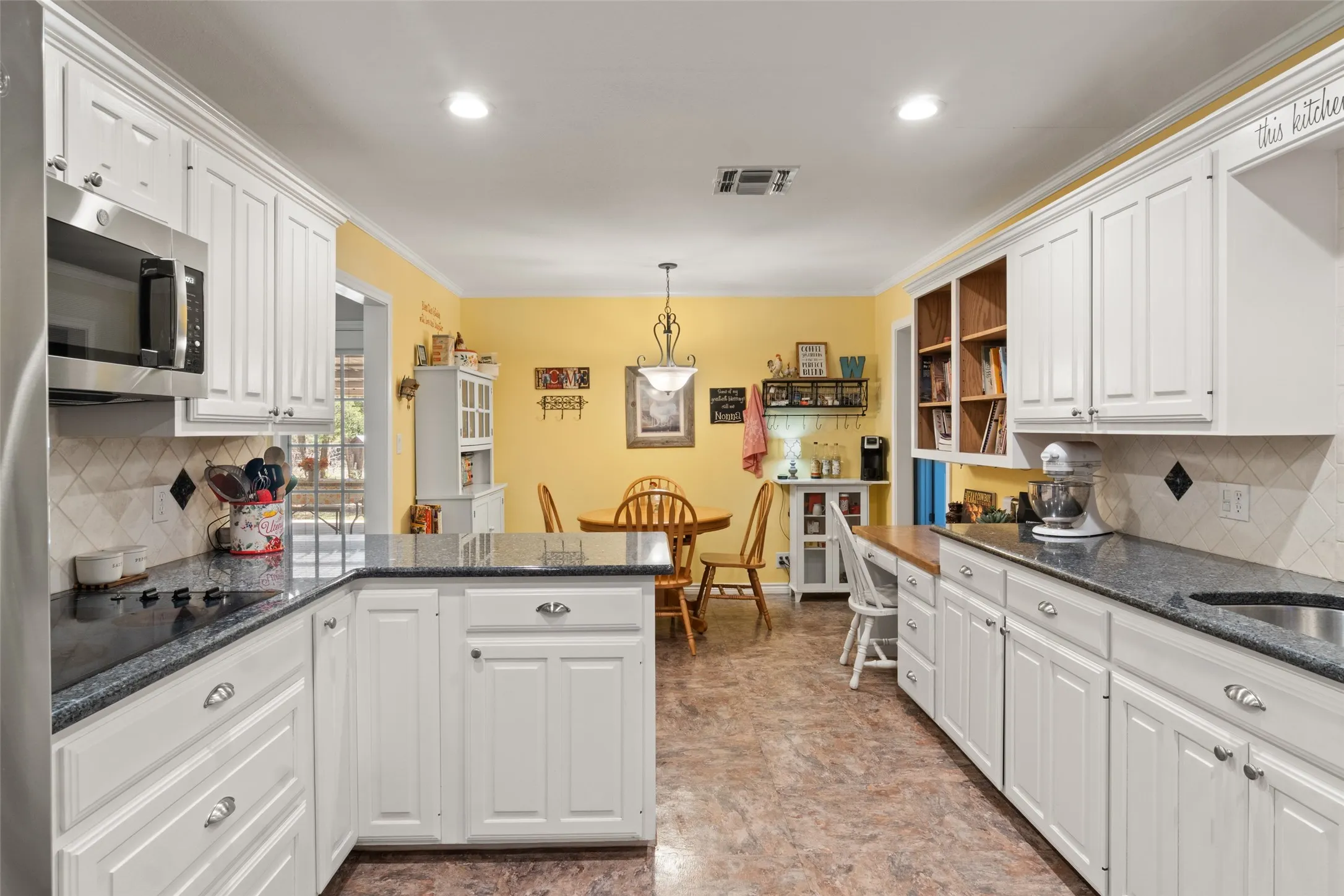 Single Family Residence For Sale in Franklin (TX) County , 257 SE County Road 4280, Mount Vernon, Texas 75457, 3 Bedroom, 2 Bathroom, 2 Garage spaces, 2,007 Sqft, built in 1994, mls#21408019, Real Estate Agent in Mount Vernon, Homes For Sale in Franklin (TX) county, Homes For Sale in Mount Vernon, Realtor in Mount Vernon Texas, Real Estate Brokerage Independent Realty Texas, Luminita Cordes Realtor