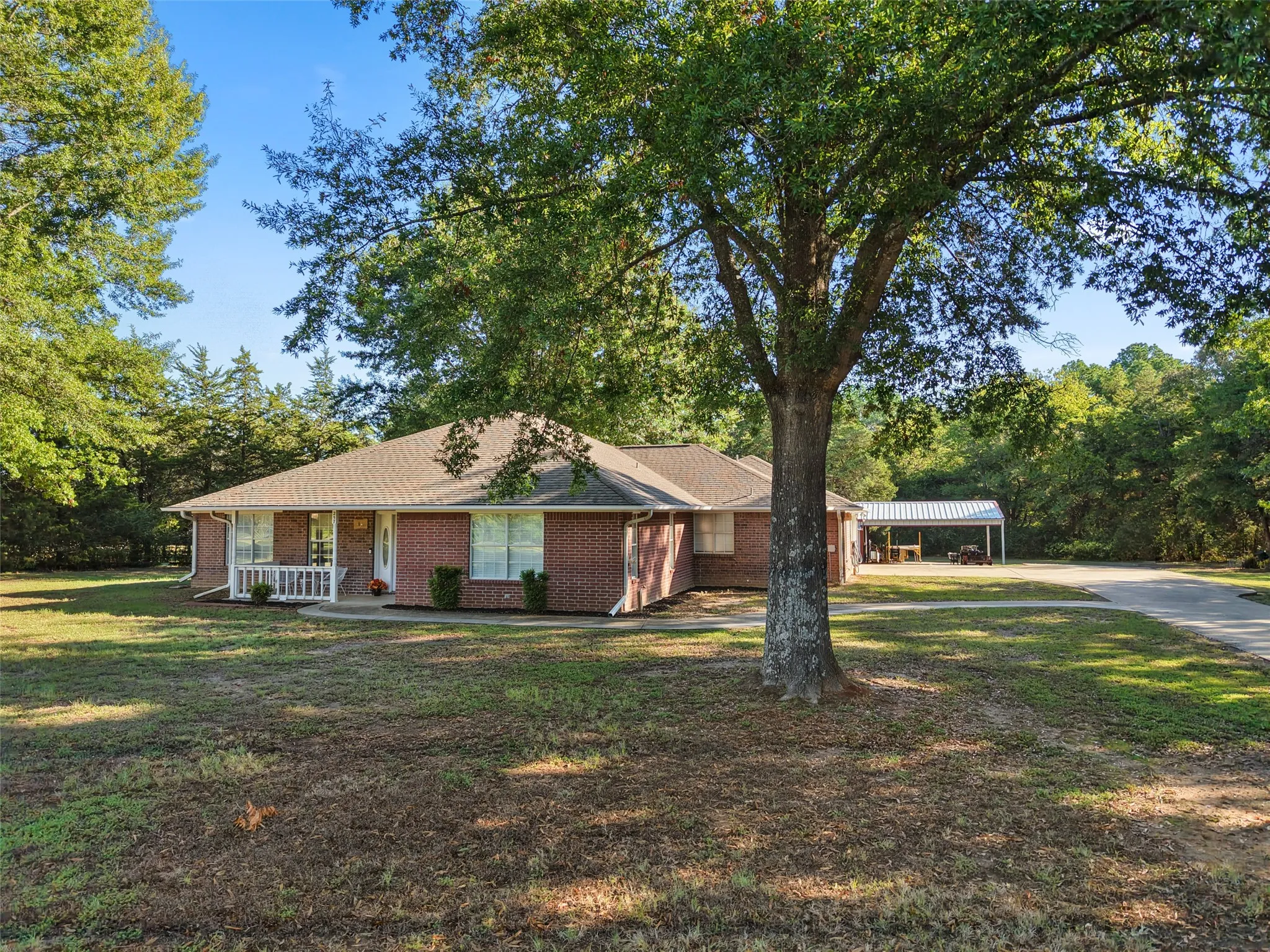 Single Family Residence For Sale in Franklin (TX) County , 257 SE County Road 4280, Mount Vernon, Texas 75457, 3 Bedroom, 2 Bathroom, 2 Garage spaces, 2,007 Sqft, built in 1994, mls#21408019, Real Estate Agent in Mount Vernon, Homes For Sale in Franklin (TX) county, Homes For Sale in Mount Vernon, Realtor in Mount Vernon Texas, Real Estate Brokerage Independent Realty Texas, Luminita Cordes Realtor