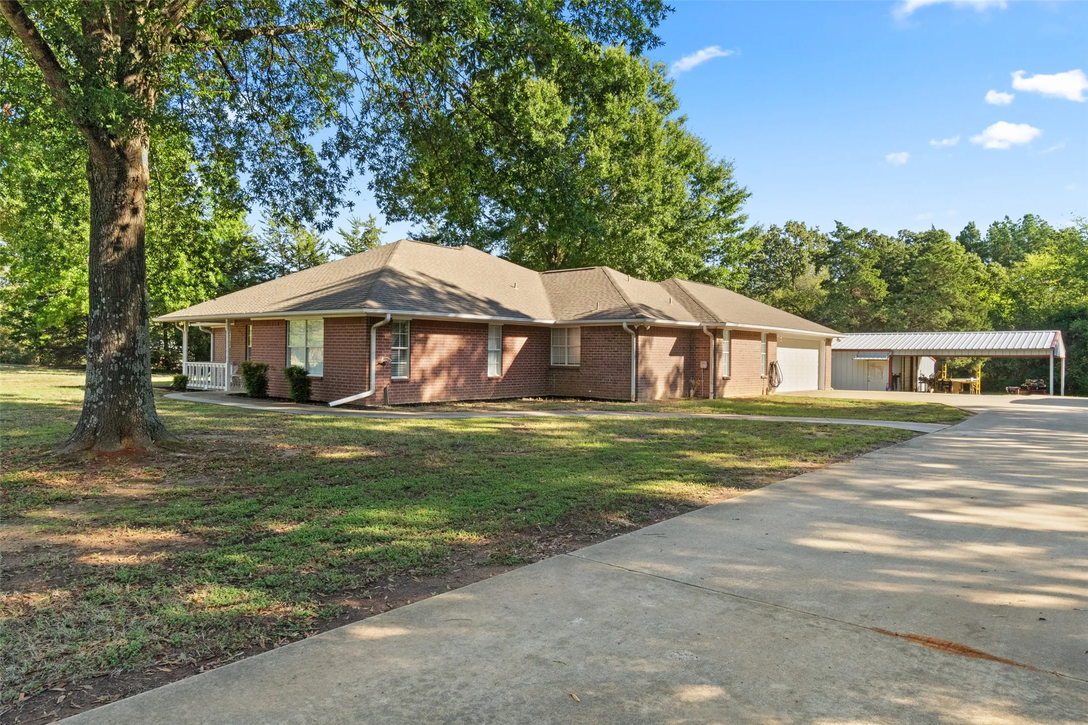 Single Family Residence For Sale in Franklin (TX) County , 257 SE County Road 4280, Mount Vernon, Texas 75457, 3 Bedroom, 2 Bathroom, 2 Garage spaces, 2,007 Sqft, built in 1994, mls#21408019, Real Estate Agent in Mount Vernon, Homes For Sale in Franklin (TX) county, Homes For Sale in Mount Vernon, Realtor in Mount Vernon Texas, Real Estate Brokerage Independent Realty Texas, Luminita Cordes Realtor