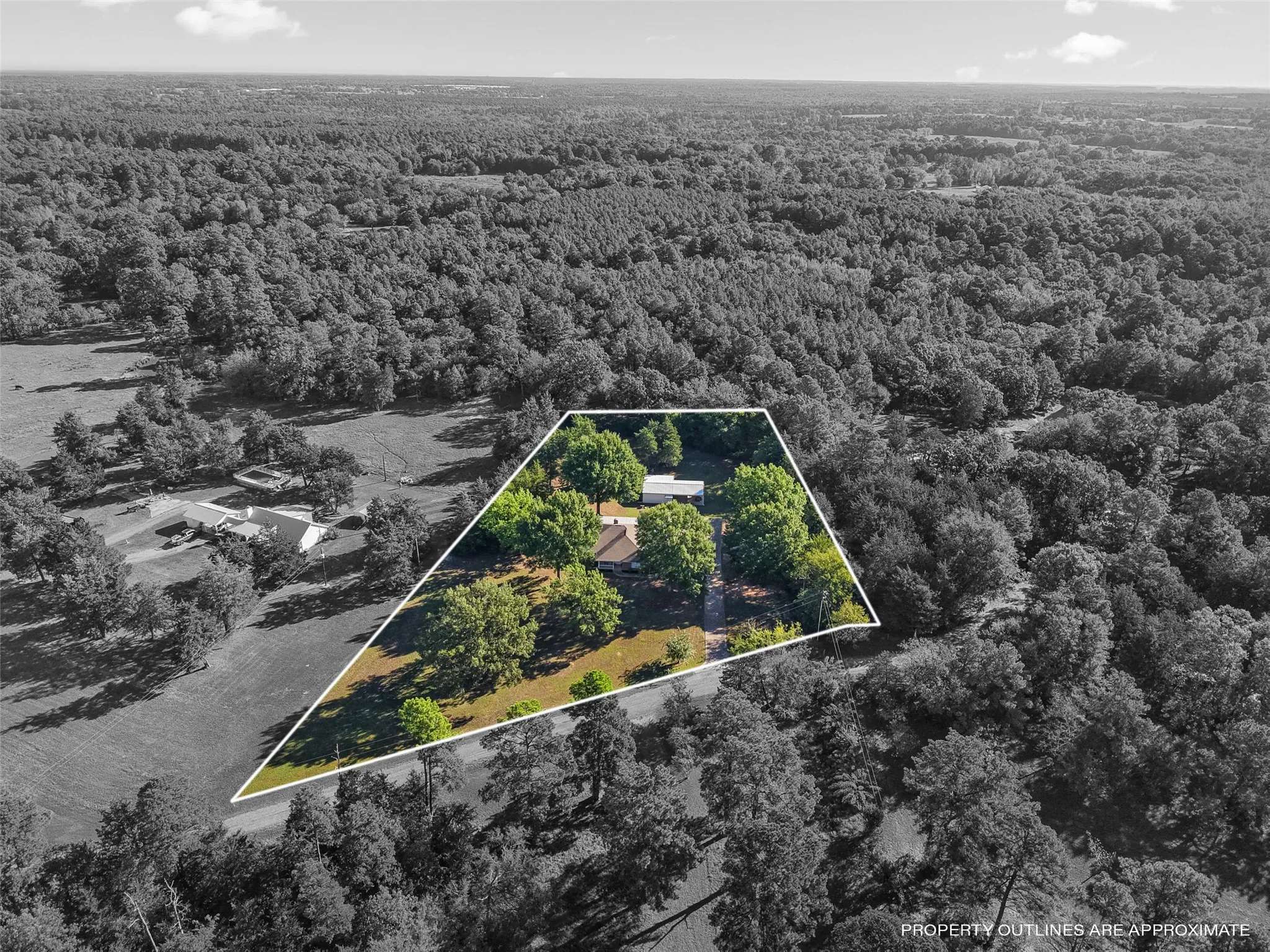 Single Family Residence For Sale in Franklin (TX) County , 257 SE County Road 4280, Mount Vernon, Texas 75457, 3 Bedroom, 2 Bathroom, 2 Garage spaces, 2,007 Sqft, built in 1994, mls#21408019, Real Estate Agent in Mount Vernon, Homes For Sale in Franklin (TX) county, Homes For Sale in Mount Vernon, Realtor in Mount Vernon Texas, Real Estate Brokerage Independent Realty Texas, Luminita Cordes Realtor