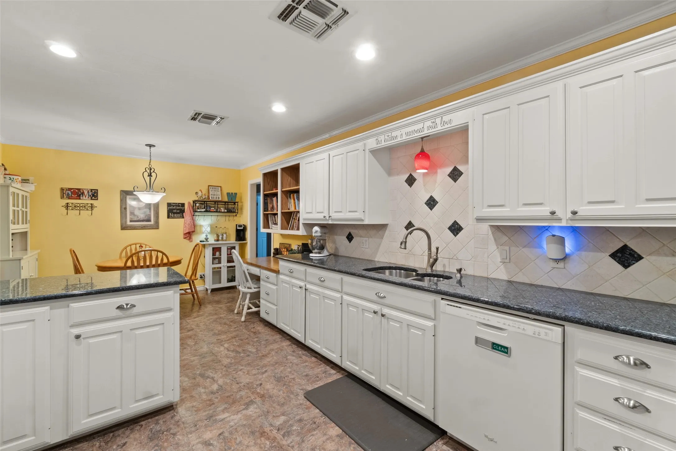 Single Family Residence For Sale in Franklin (TX) County , 257 SE County Road 4280, Mount Vernon, Texas 75457, 3 Bedroom, 2 Bathroom, 2 Garage spaces, 2,007 Sqft, built in 1994, mls#21408019, Real Estate Agent in Mount Vernon, Homes For Sale in Franklin (TX) county, Homes For Sale in Mount Vernon, Realtor in Mount Vernon Texas, Real Estate Brokerage Independent Realty Texas, Luminita Cordes Realtor