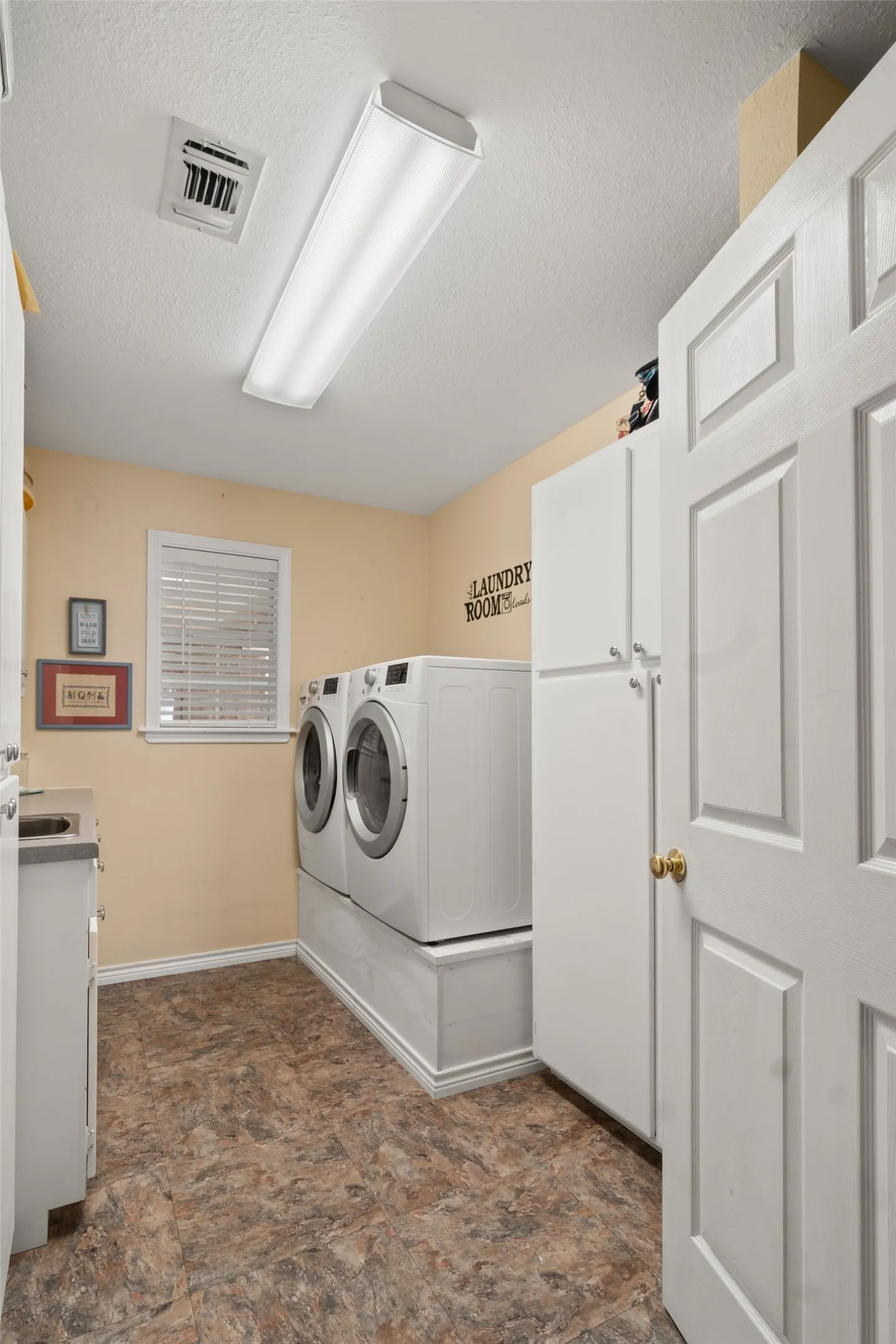 Single Family Residence For Sale in Franklin (TX) County , 257 SE County Road 4280, Mount Vernon, Texas 75457, 3 Bedroom, 2 Bathroom, 2 Garage spaces, 2,007 Sqft, built in 1994, mls#21408019, Real Estate Agent in Mount Vernon, Homes For Sale in Franklin (TX) county, Homes For Sale in Mount Vernon, Realtor in Mount Vernon Texas, Real Estate Brokerage Independent Realty Texas, Luminita Cordes Realtor