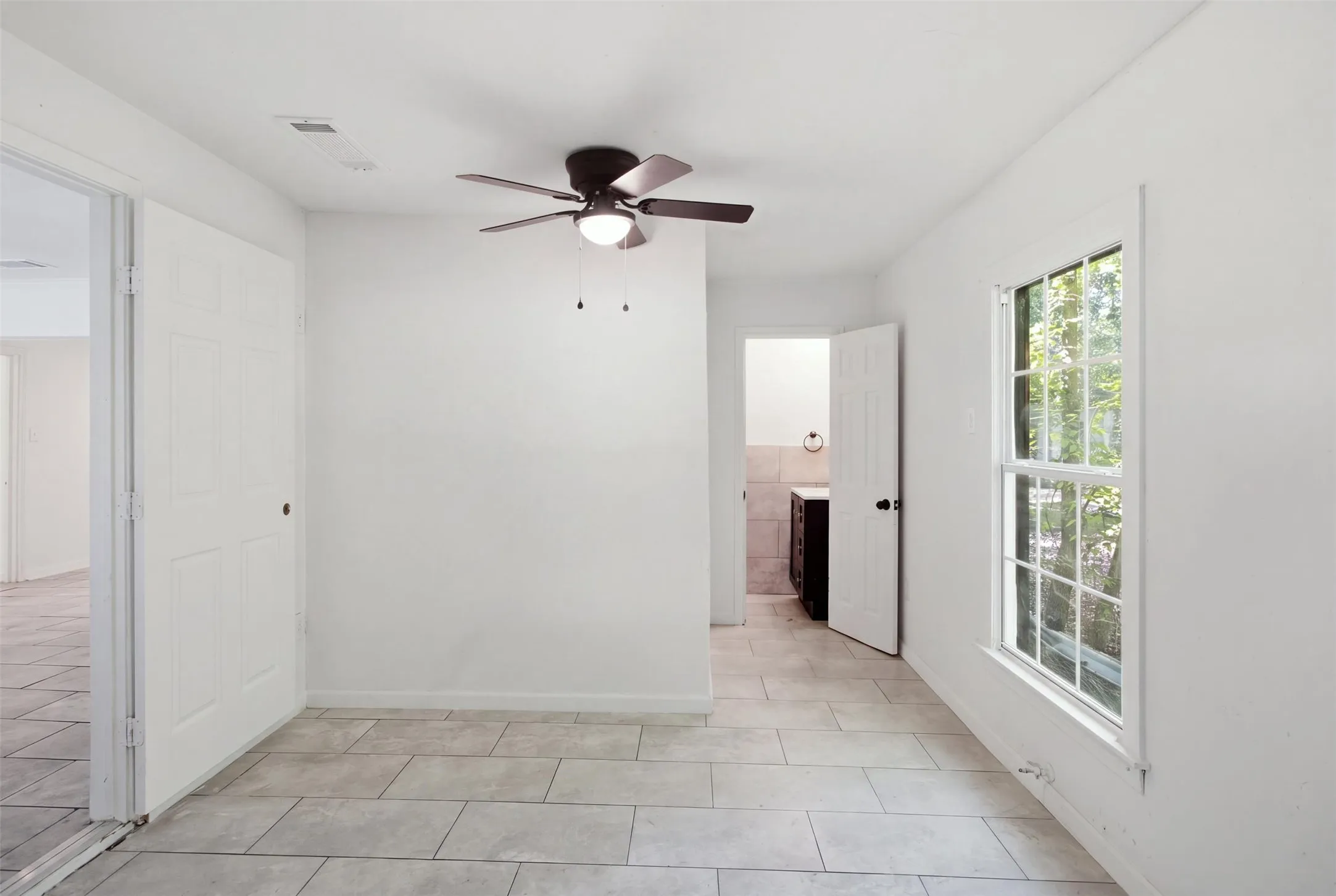 Single Family Residence For Sale in Hunt County , 1105 Bell Drive, Greenville, Texas 75401, 4 Bedroom, 2 Bathroom, Garage spaces, 1,421 Sqft, built in 1970, mls#21403059, Real Estate Agent in Greenville, Homes For Sale in Hunt county, Homes For Sale in Greenville, Realtor in Greenville Texas, Real Estate Brokerage Independent Realty Texas, Luminita Cordes Realtor