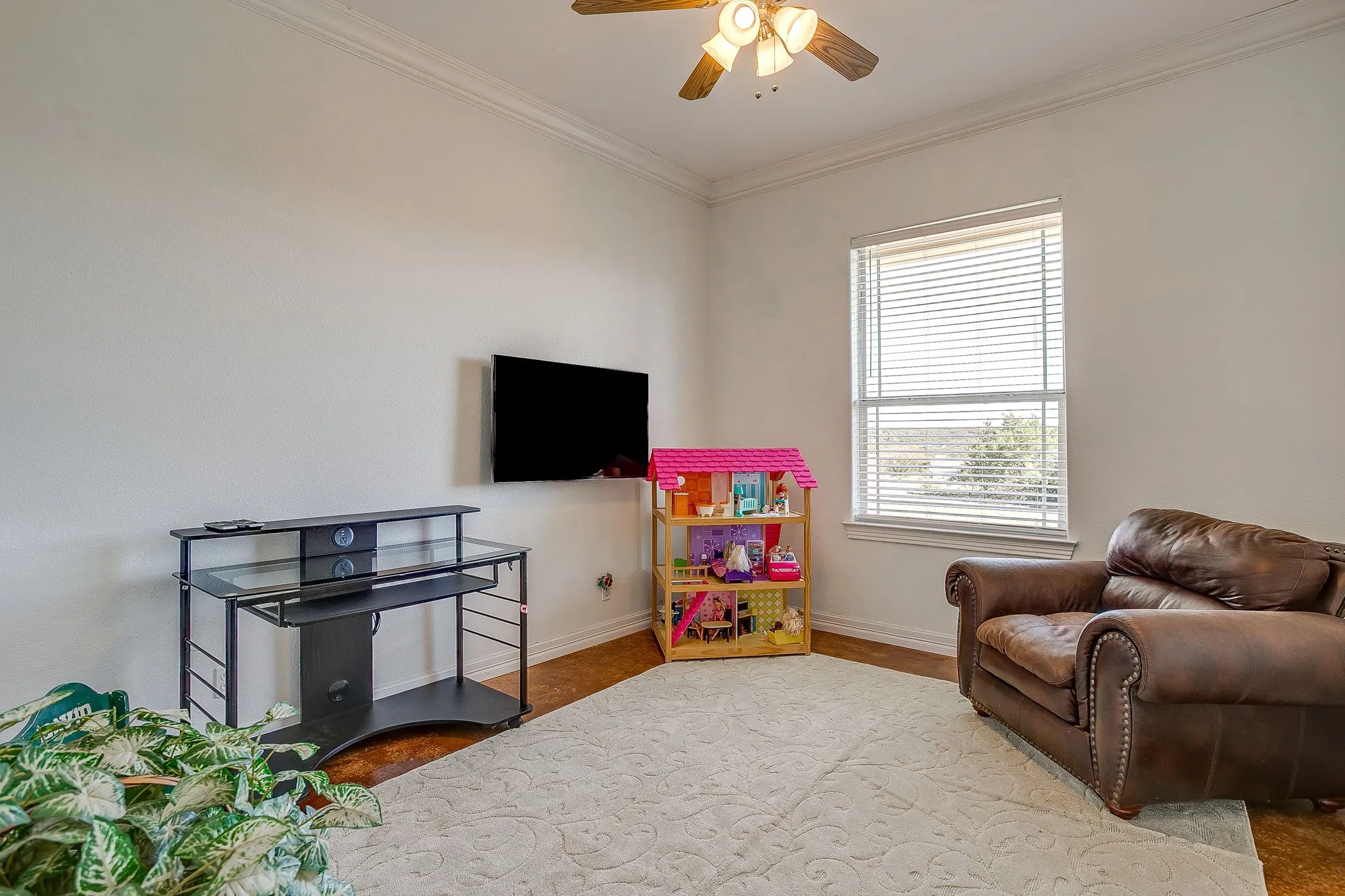 Ceiling fan with integrated lighting