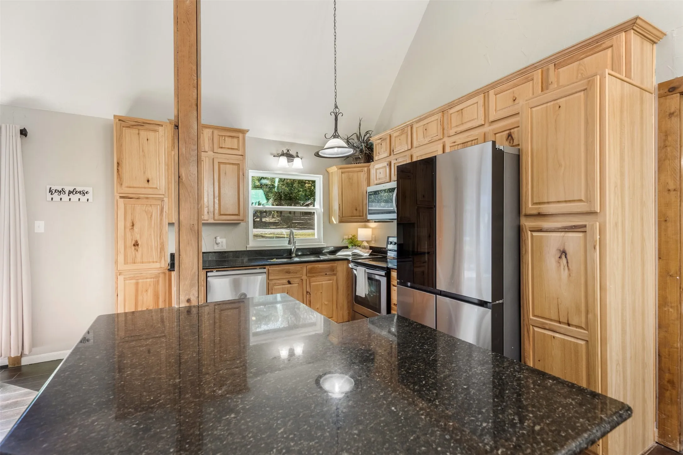 Single Family Residence For Sale in Grayson County , 271 Lakewood Lane, Pottsboro, Texas 75076, 4 Bedroom, 3 Bathroom, Garage spaces, 2,248 Sqft, built in 1975, mls#21401007, Real Estate Agent in Pottsboro, Homes For Sale in Grayson county, Homes For Sale in Pottsboro, Realtor in Pottsboro Texas, Real Estate Brokerage Independent Realty Texas, Luminita Cordes Realtor