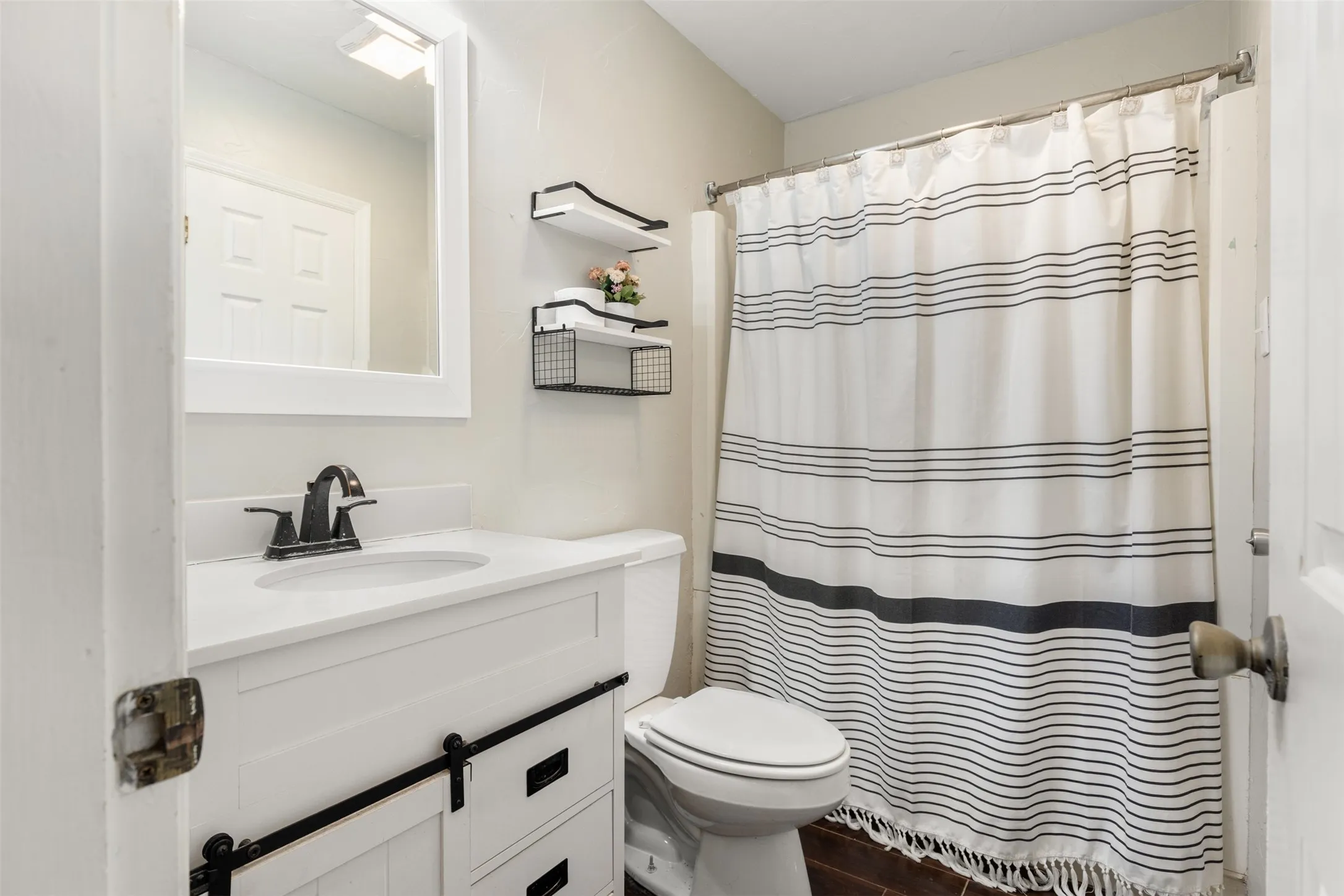Single Family Residence For Sale in Grayson County , 271 Lakewood Lane, Pottsboro, Texas 75076, 4 Bedroom, 3 Bathroom, Garage spaces, 2,248 Sqft, built in 1975, mls#21401007, Real Estate Agent in Pottsboro, Homes For Sale in Grayson county, Homes For Sale in Pottsboro, Realtor in Pottsboro Texas, Real Estate Brokerage Independent Realty Texas, Luminita Cordes Realtor